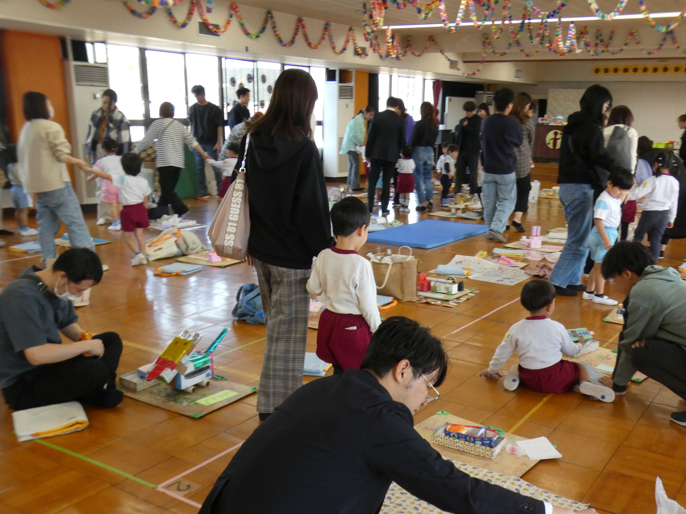 最後はみんなでぐるっと回ってお友だちの作品を鑑賞しました。