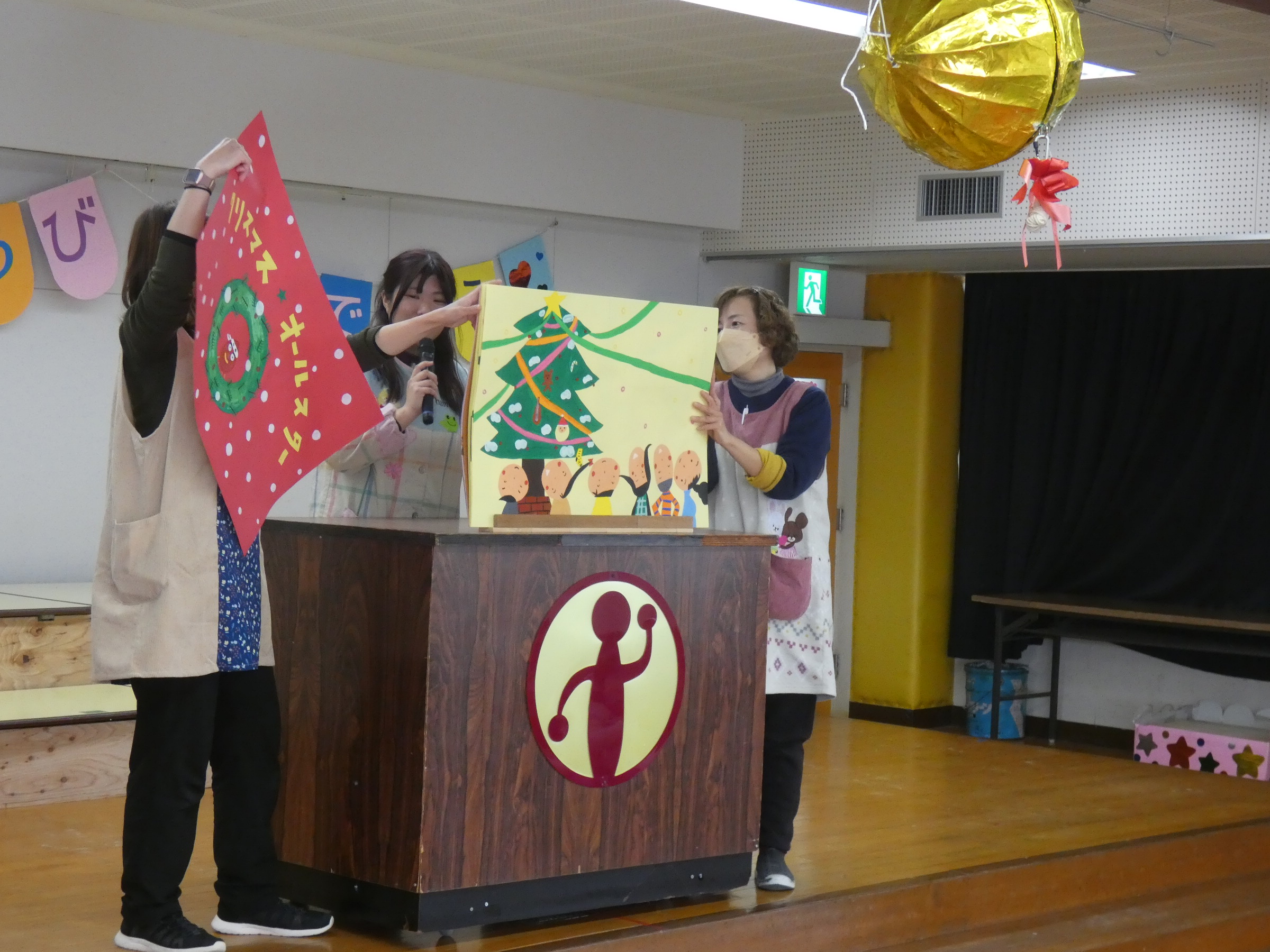 クリスマスオールスターという絵本を読んでもらいました。おひなさまもこいのぼりもクリスマスを楽しみたいよ～という楽しいお話でした。