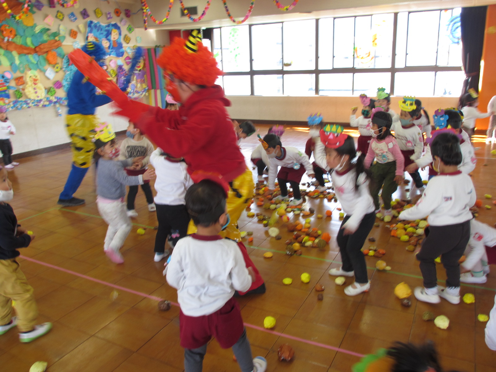 オニが来た！赤オニと青オニがつくしさんを見に来たぞ！さあ！みんなでオニ退治！