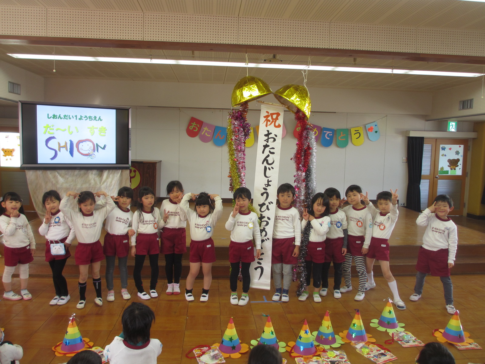 くす玉わりも最後です！今回もみんなでバッチリ割れました！3月生まれの皆さん、本当におめでとうございます。
