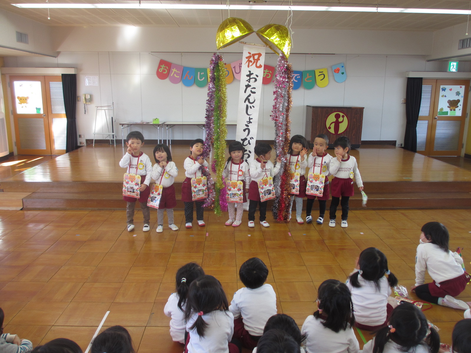 最後はくす玉を力合わせて割りました！お子様の成長を心よりお祝いいたします！