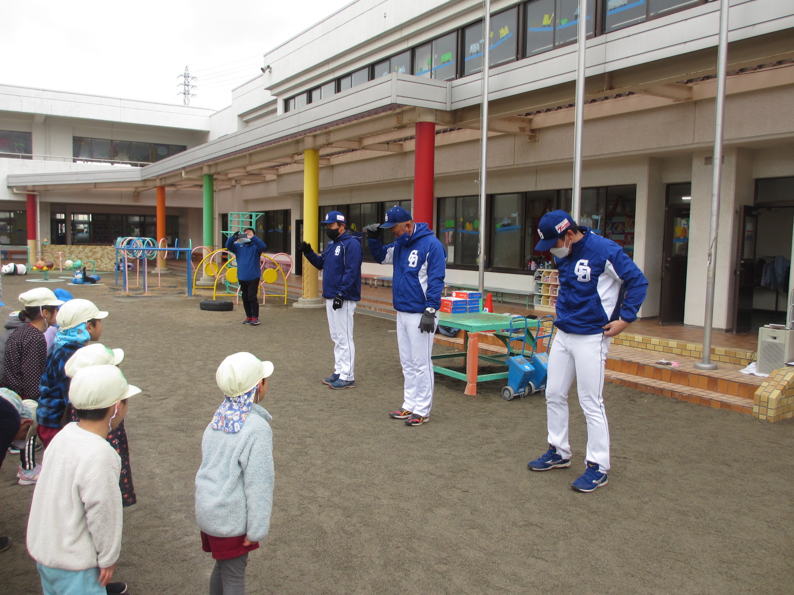 ３人の選手の方に来ていただきました。お世話役は『野球道』の日下部さんです。ボランティアで毎年来てくださっています。昨年は幼児マスクもたくさん寄付いただきました。