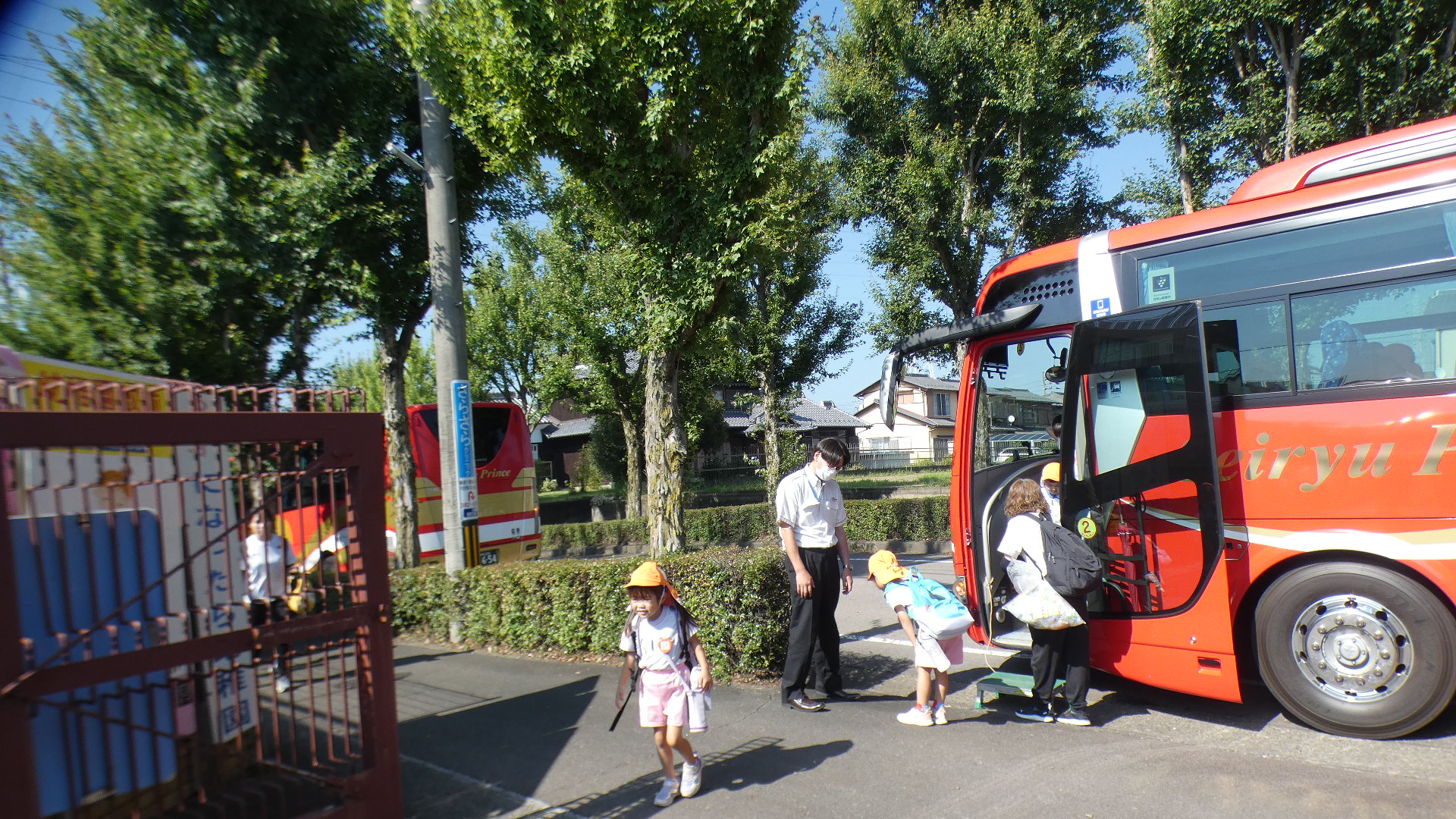 丁寧に運転手さんにお礼をいう子苑の良い子たち☆彡