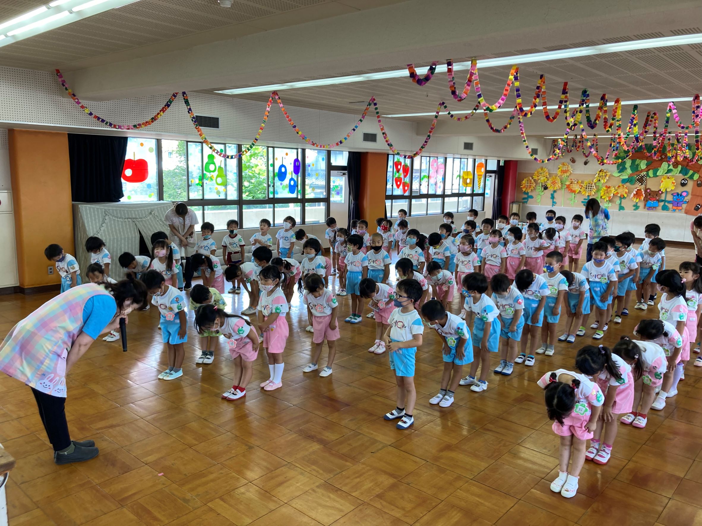 年中さん、１学期はザリガニつり、野菜作り、積み木遊びなど楽しい遊びをいっぱいしました。
制作遊びは、積み木遊びもコースに含め何コースも作り、やりたい遊びを自ら選んでＴＲＹする姿がありました。集中力と創造性、巧緻性が高まってきました。