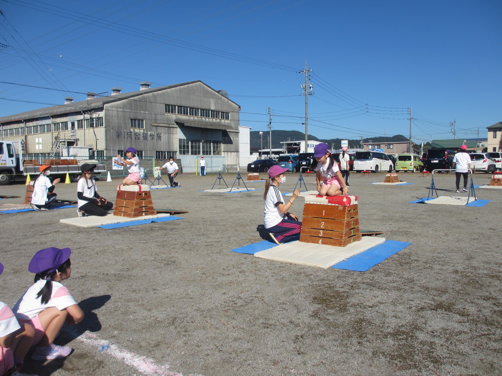 運動遊びもどんどん高度の技が！
前回り、足をつかずに足抜き回り!