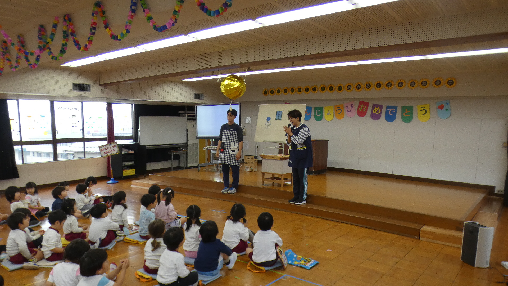 先生からも出し物のプレゼント。今回は『猫のお医者さん』のペープサートです。