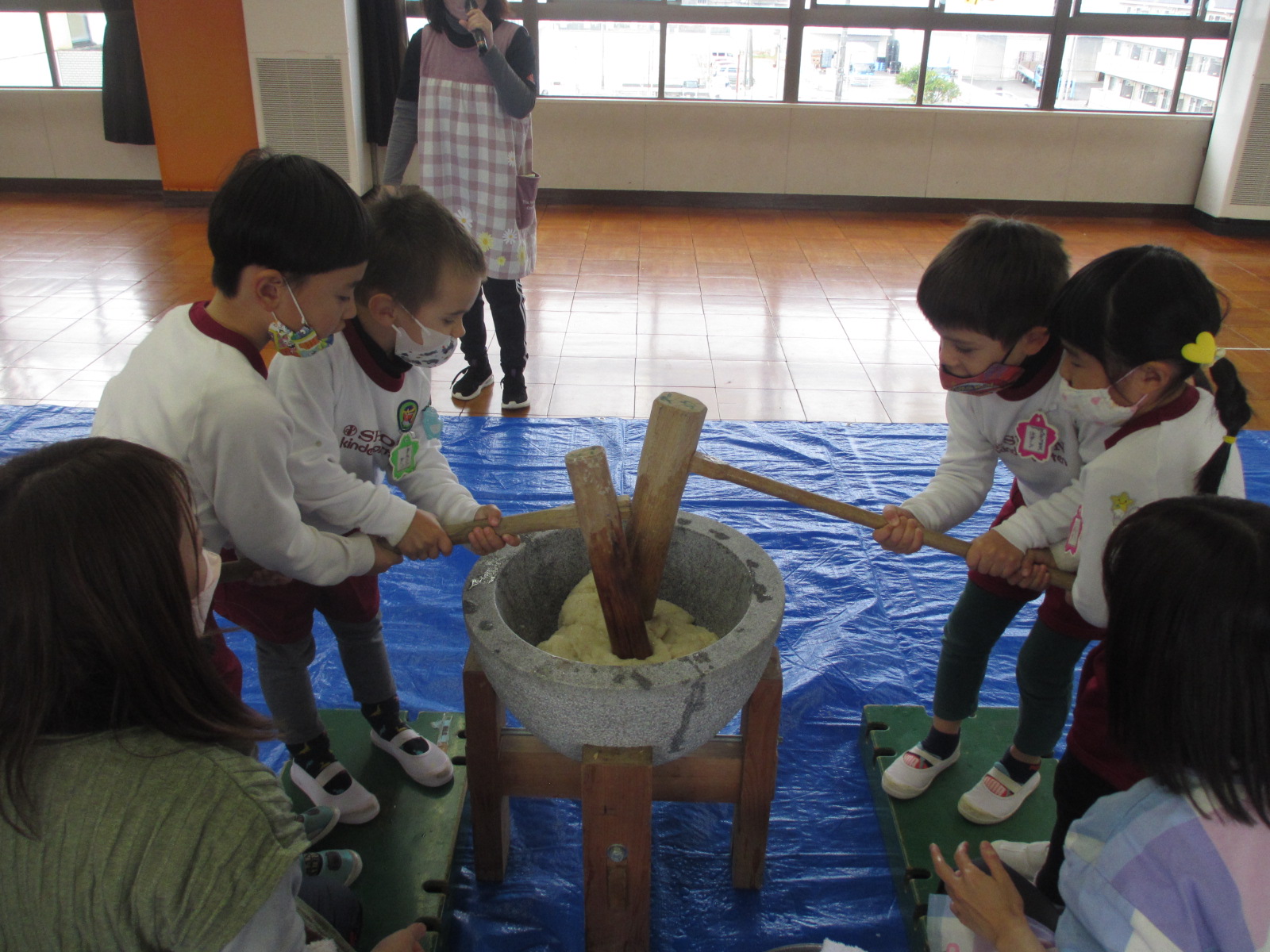 よいしょ！よいしょ！息を合わせてペッタンコ！外国からのお友だちはお餅を見るのも初めて！
