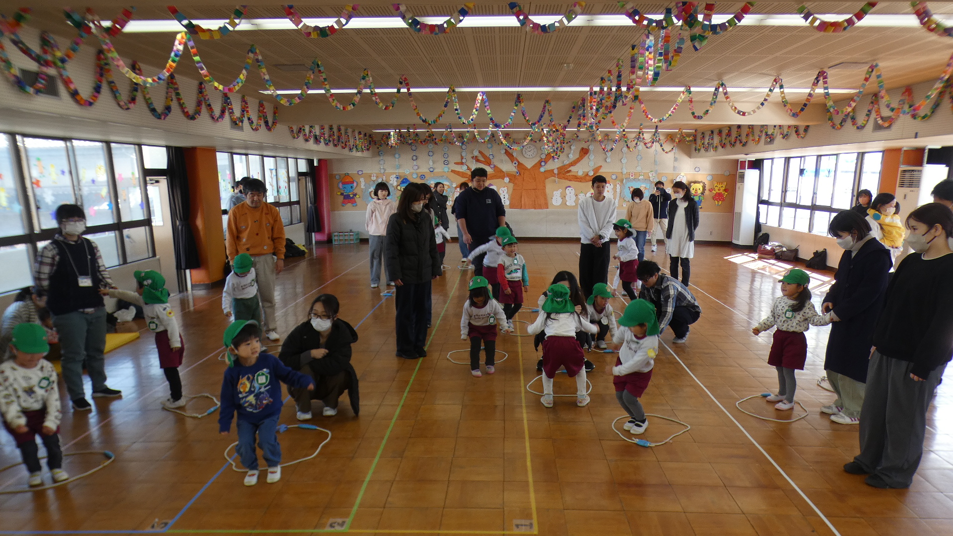 跳び縄を使っての親子遊び、「陣地取り」縄を丸く陣地にして一斉に入ります。なんとぴったりくっつき親子４組入ったところもあったようです。