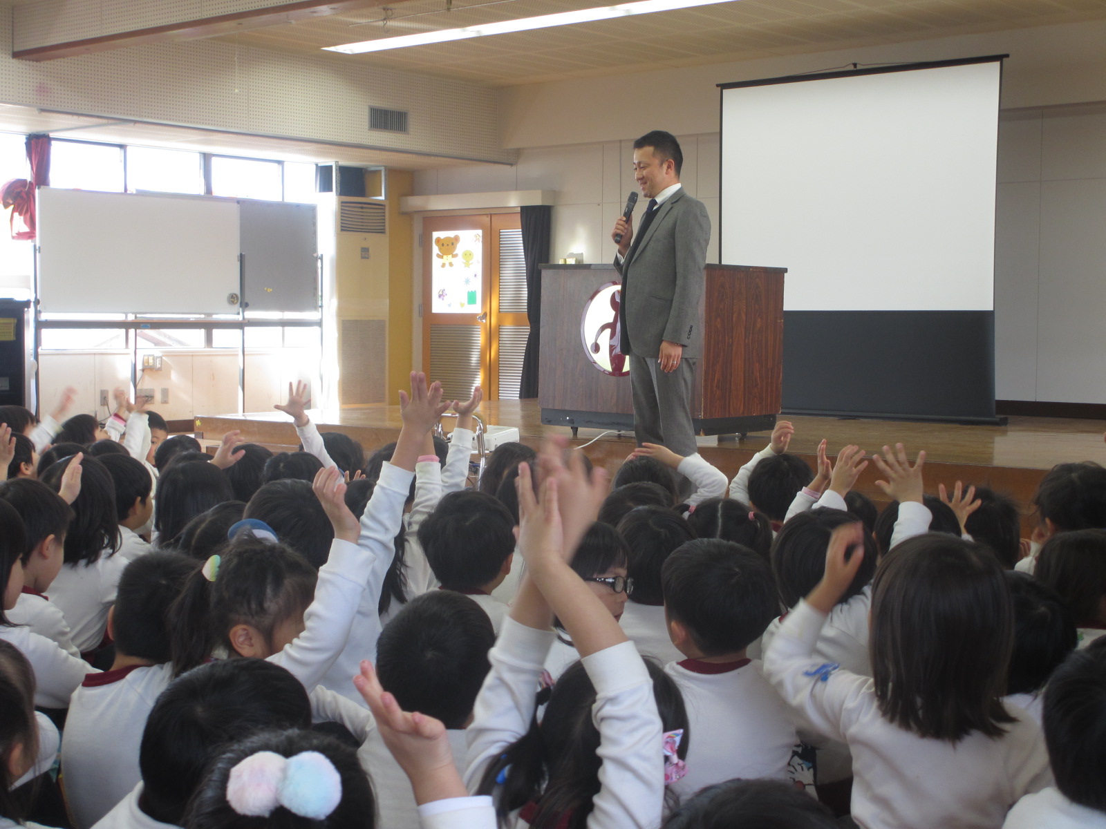 事務長先生に新年のご挨拶をしました。「おもちいっぱいたべた人？」