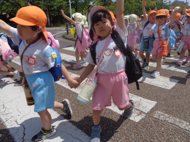 年長さんは帰りも徒歩！！疲れたと思いますが一人も落伍せず歩き切りました！！頑張ったね！！