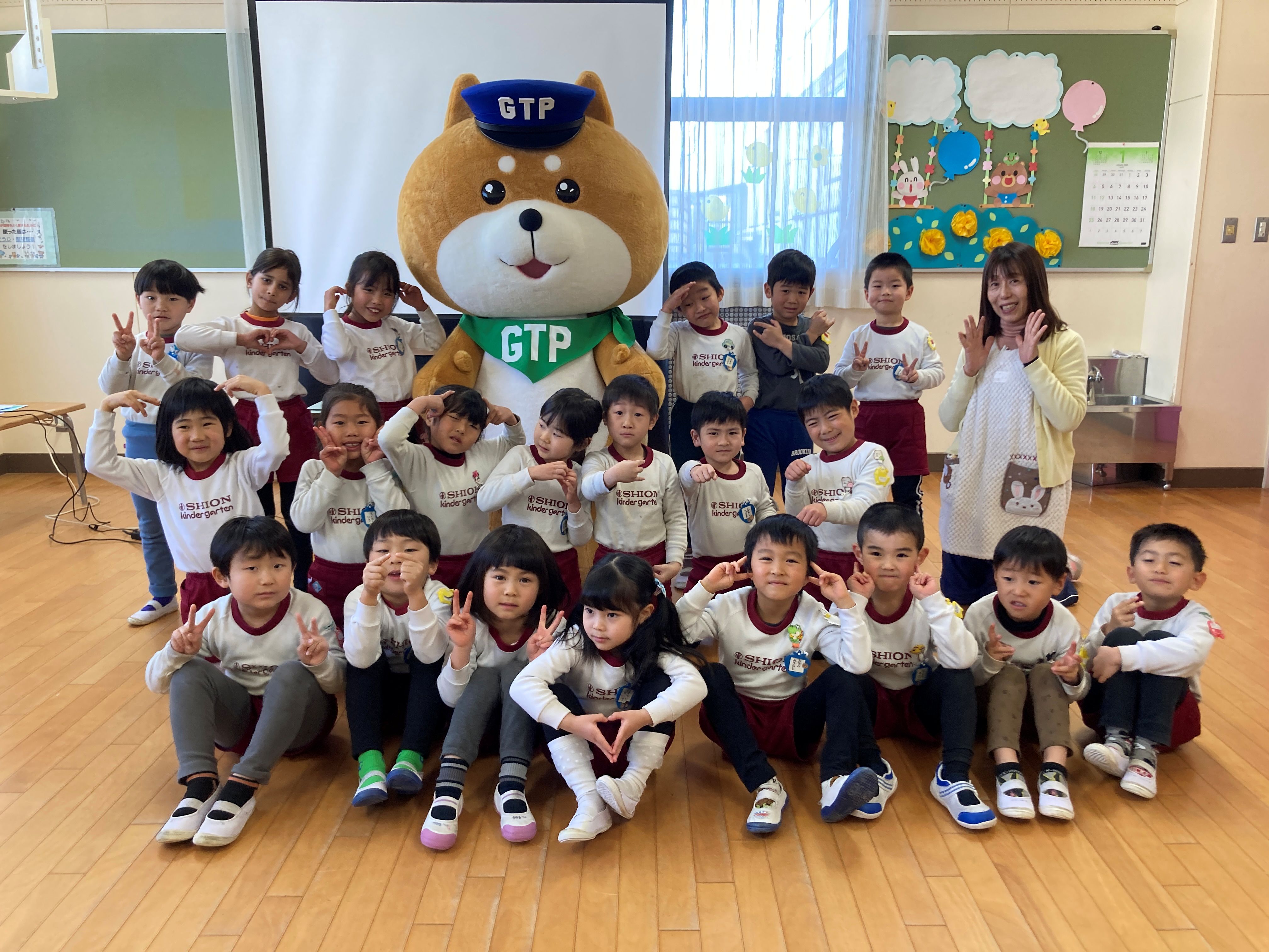 すずらん組さんが交通安全を教えてくれた「トヨマル」君と一緒に写真を撮りました。