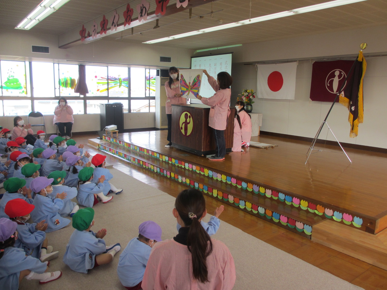 紙芝居は「はらぺこあおむし」
楽しかったね。