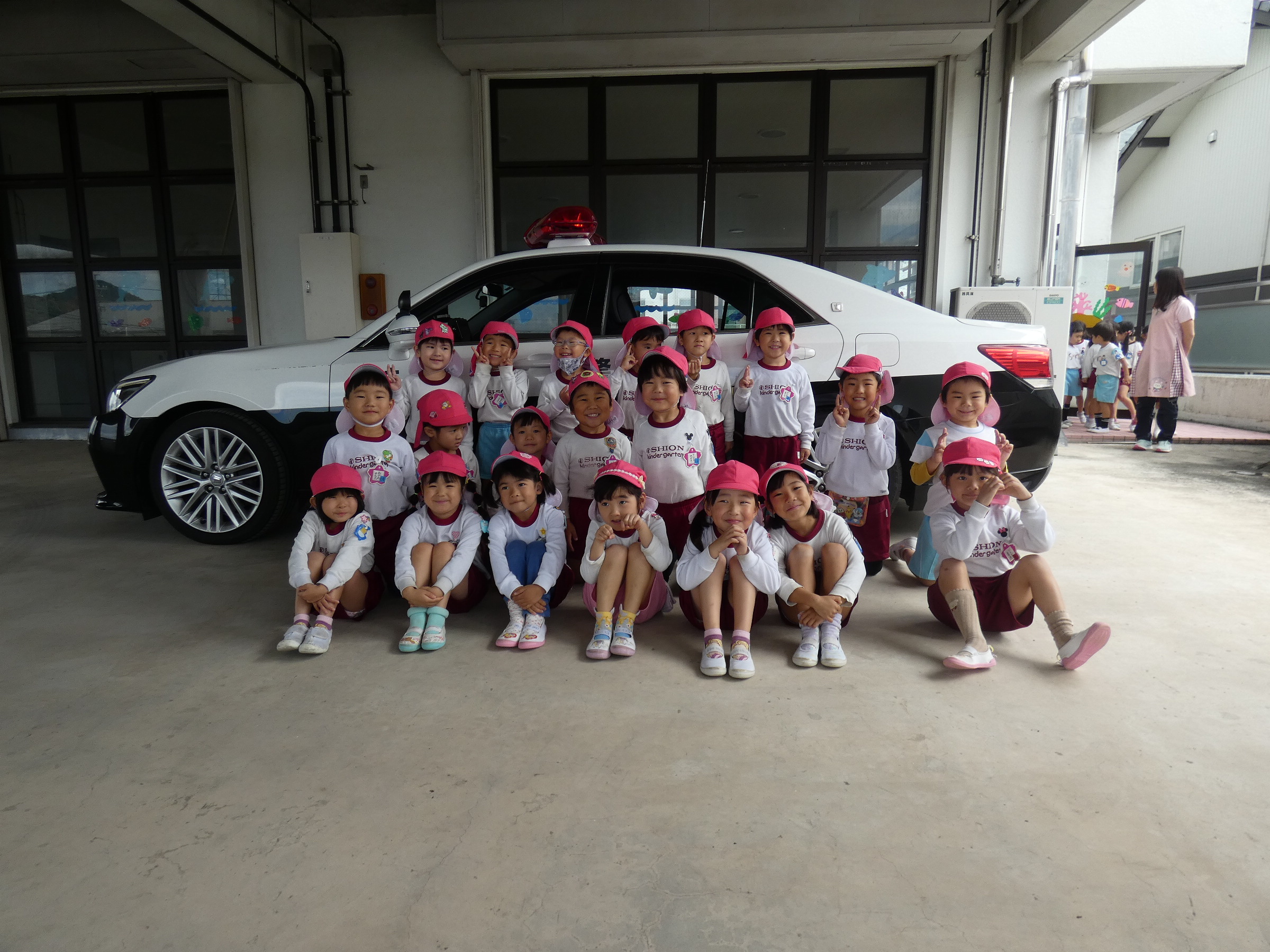 他の学年の園児もパトカーを参観しました。