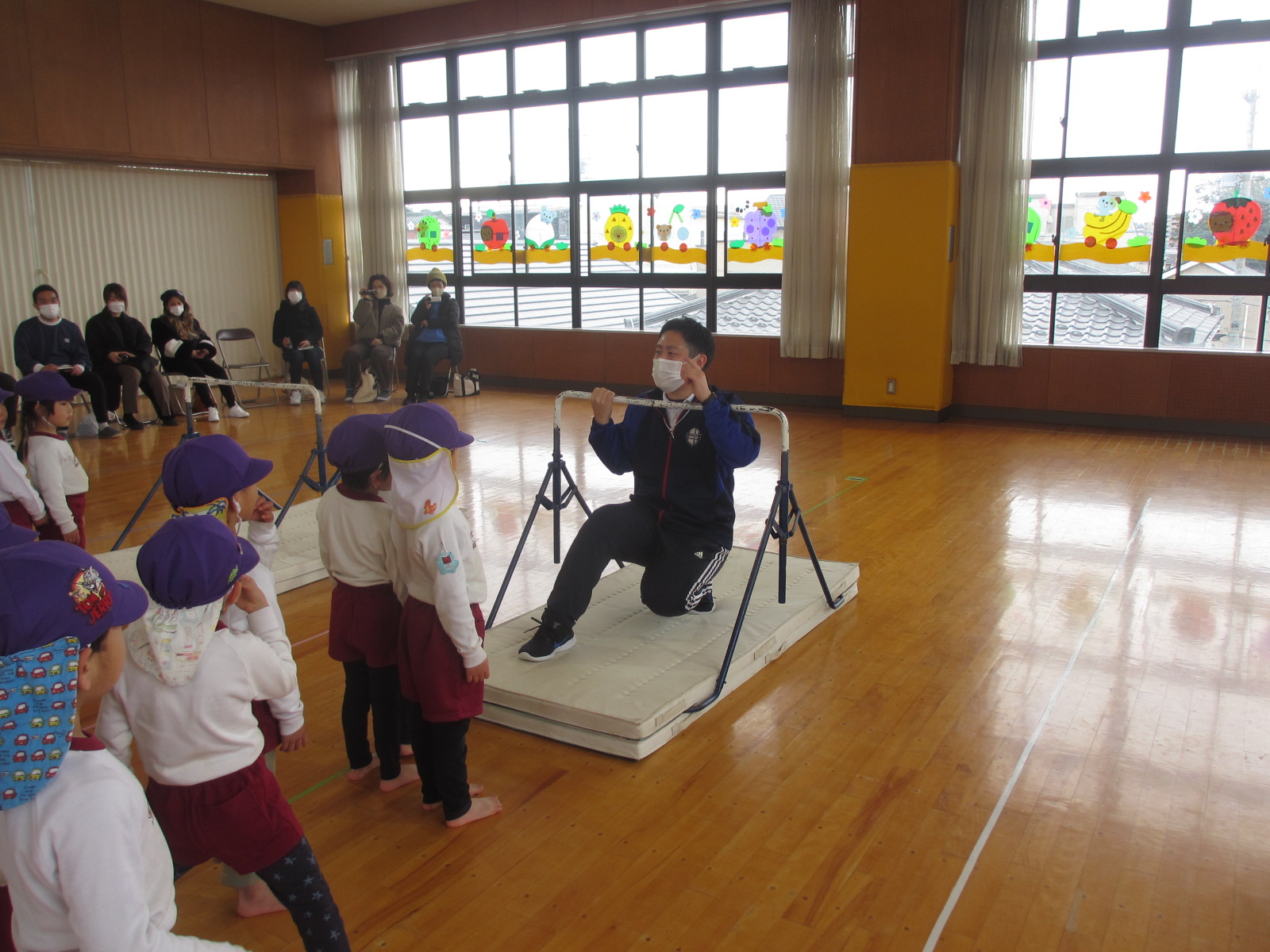 子どもたちは体育教室の伊藤先生が大好き。コツを教えてもらい、楽しく運動をしています。