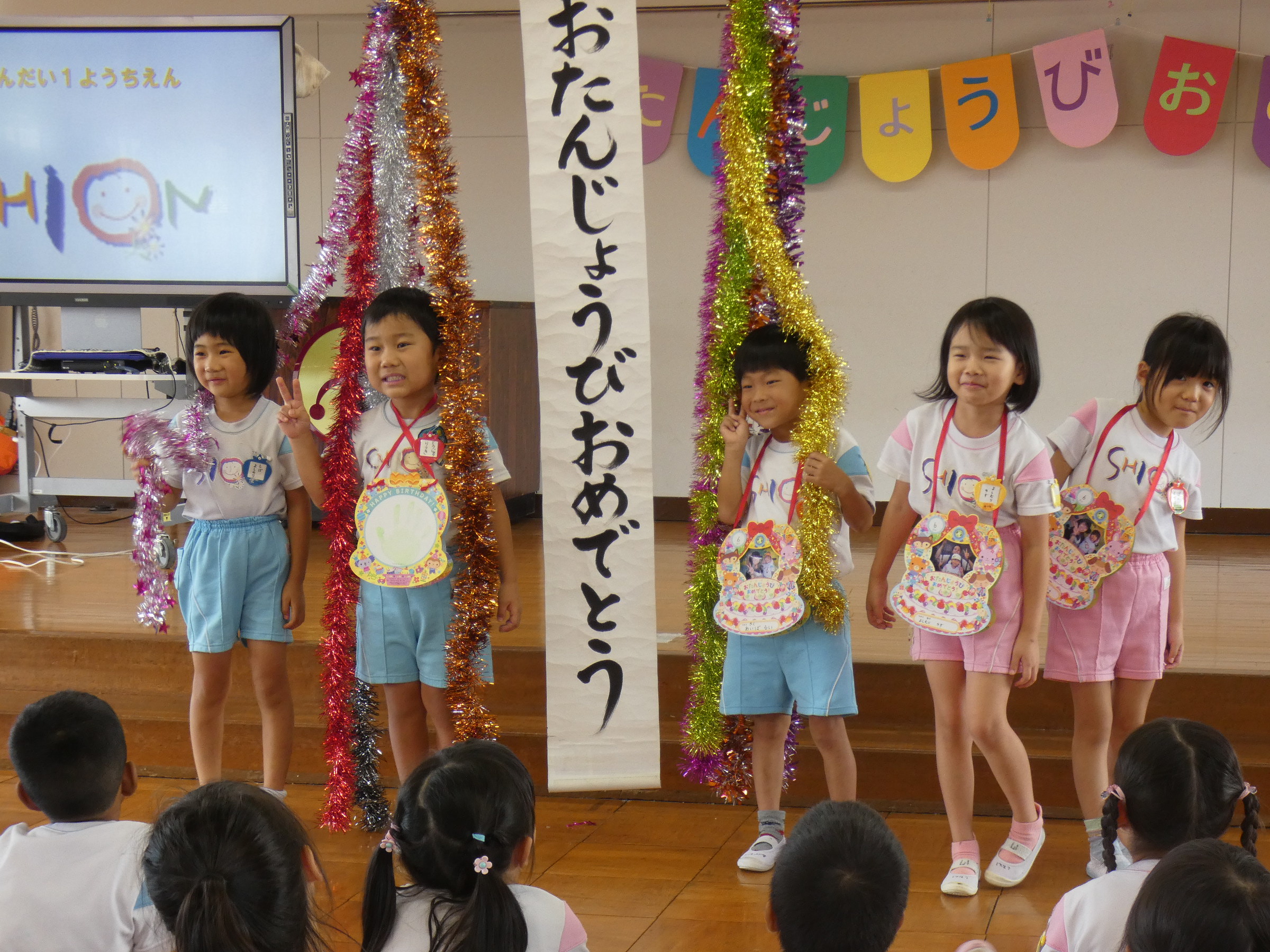 １名は９月のお友だちでした。みんな仲良く割りました。
