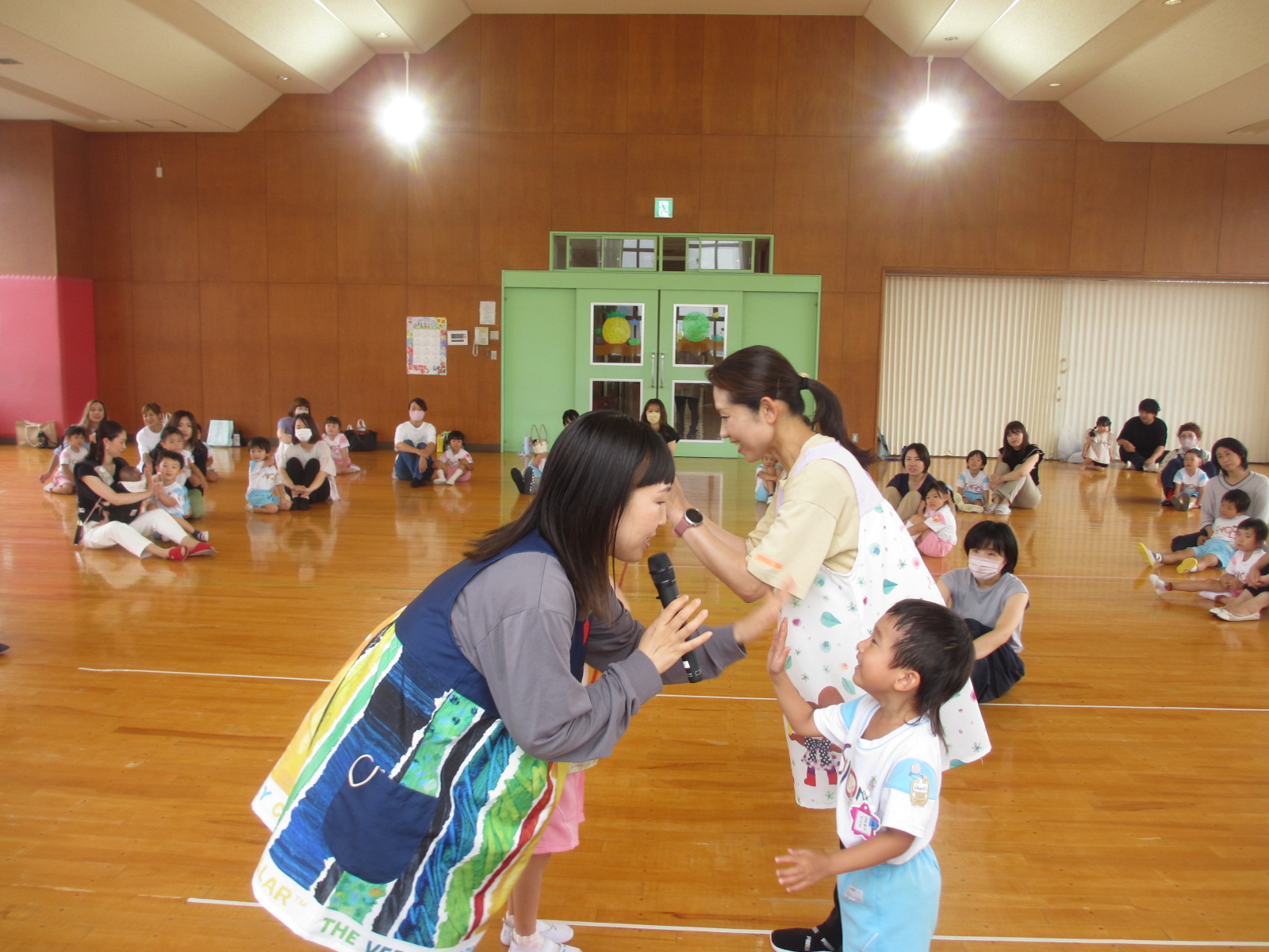 まずは楽しい親子の触れ合い。先生がお友だちと親子になって見本になりました。