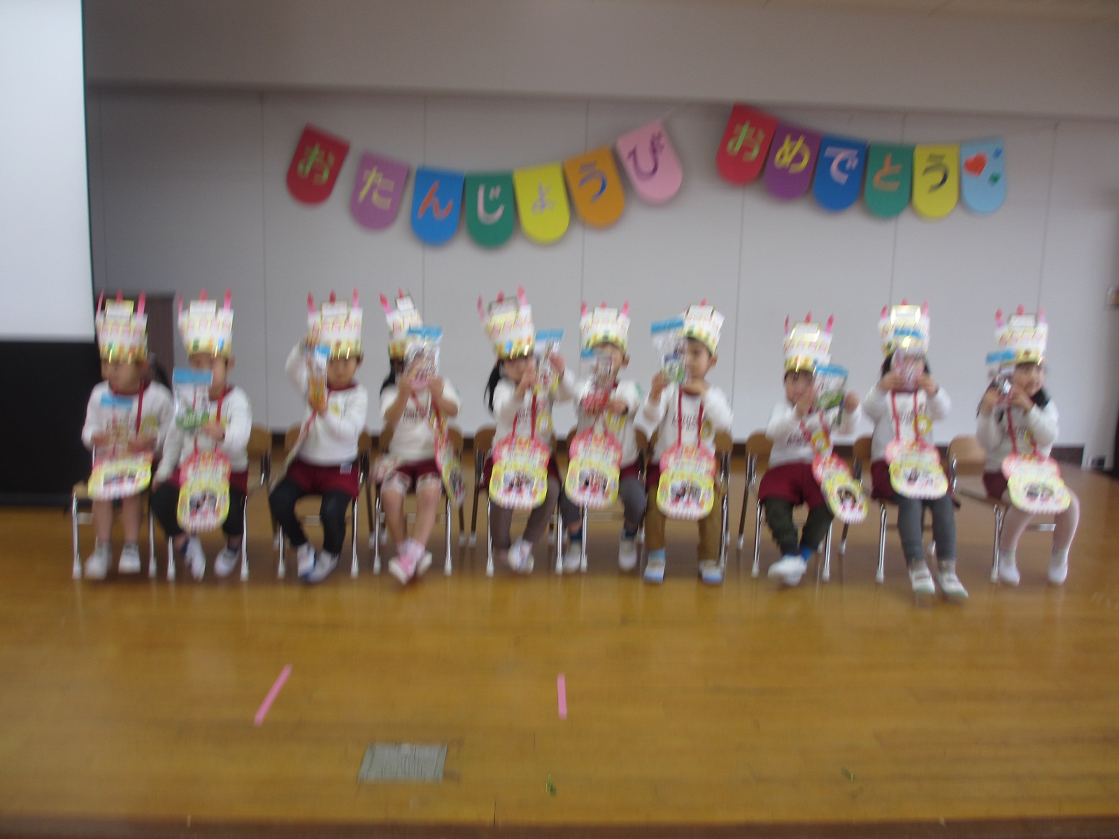 たんぽぽ組の子どもたち１０名のお祝いをしました。
