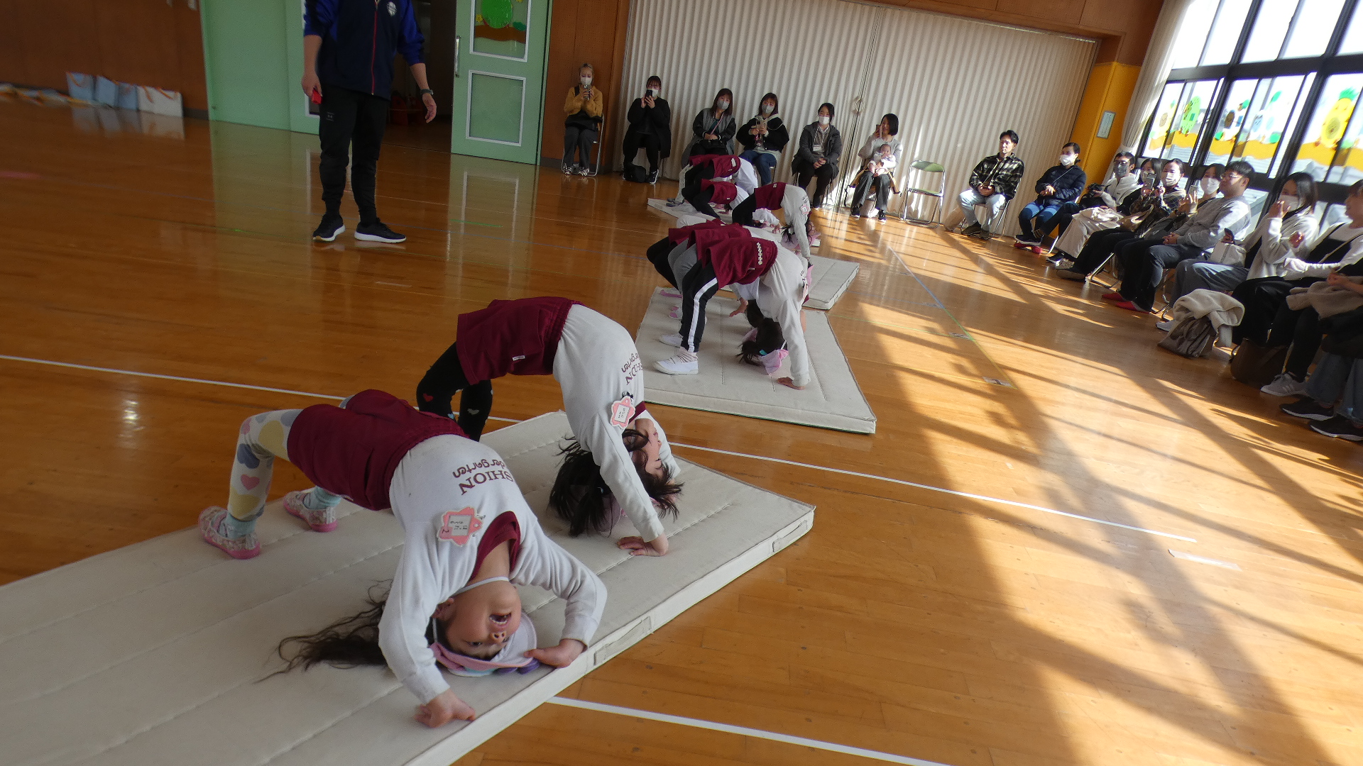 マット遊びではブリッジも見てもらいました。
