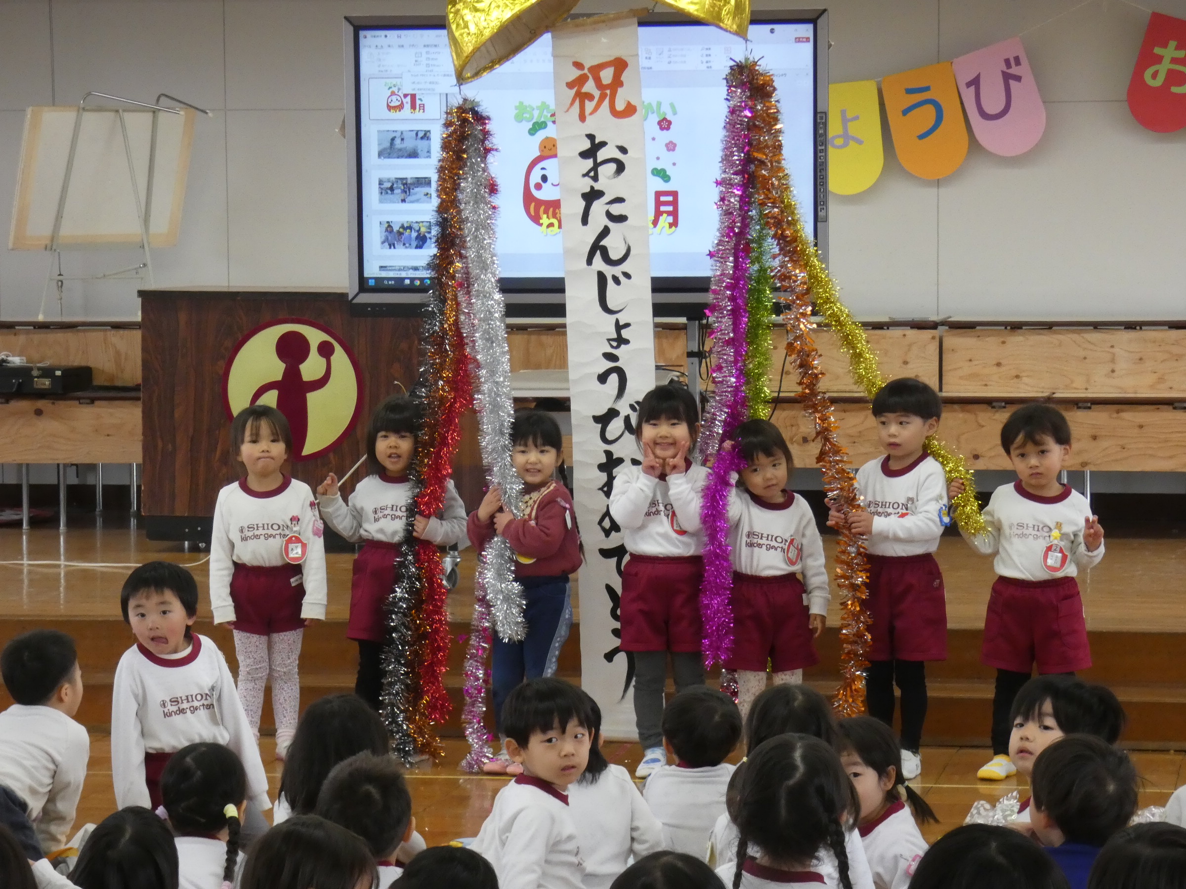 くす玉割ってオメデトウ☆彡