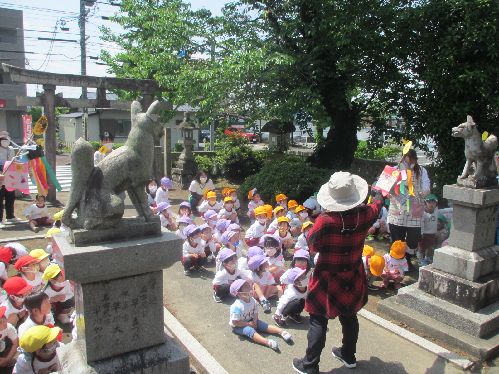 作ったこいのぼりを天高く掲げ、神様に見ていただきました。どうか、子どもたち、病気、けが、事故などに合わず、元気に育ちますよう見守っていてください。お願いします。