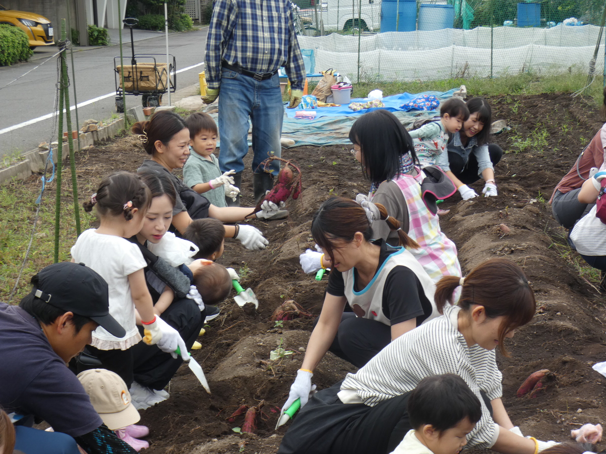 後ろの方がお芋掘りを提供してくださた子供が大好きな柴田さんです。