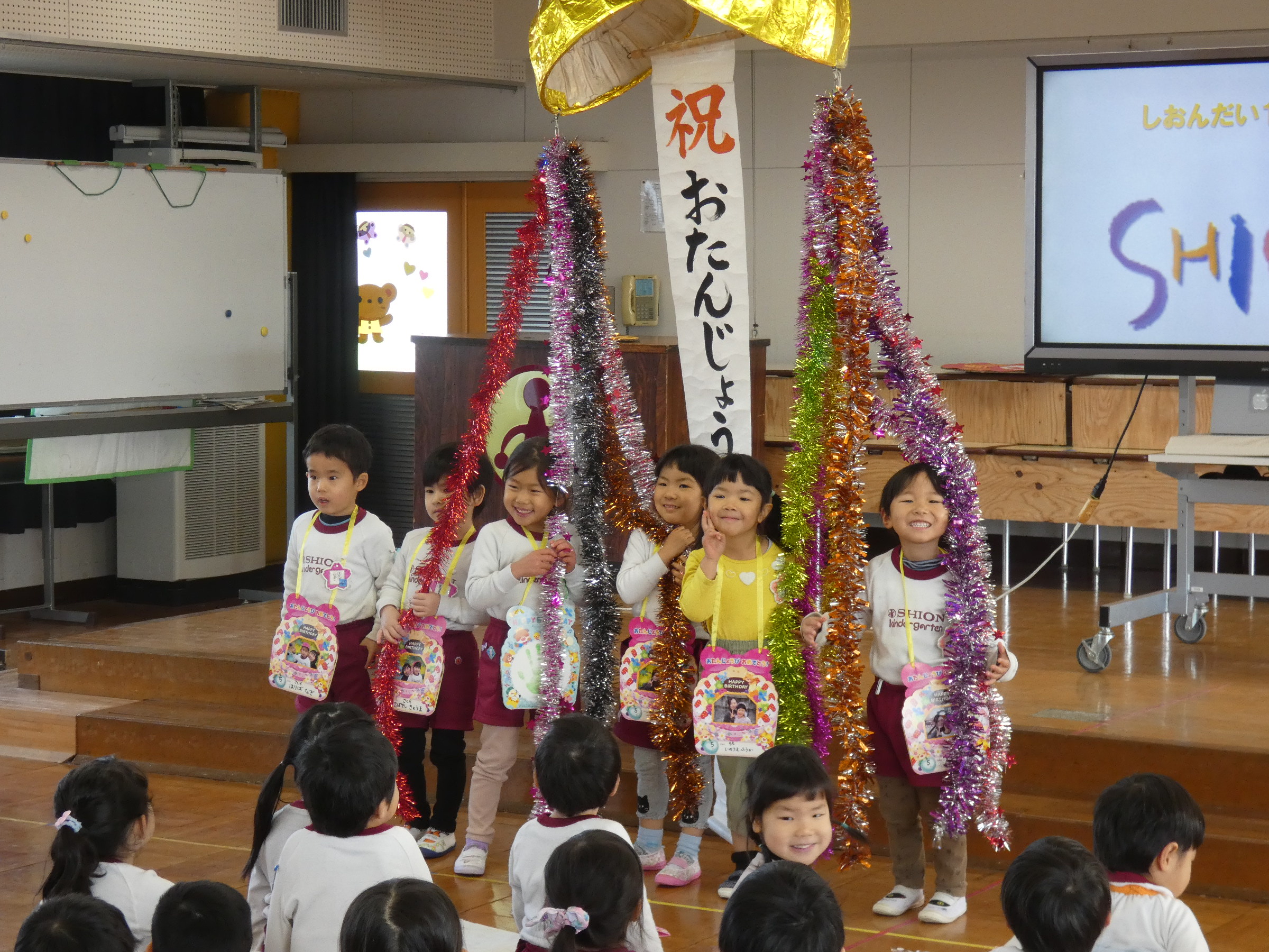 最後はくす玉をみんなで割って大喜び！