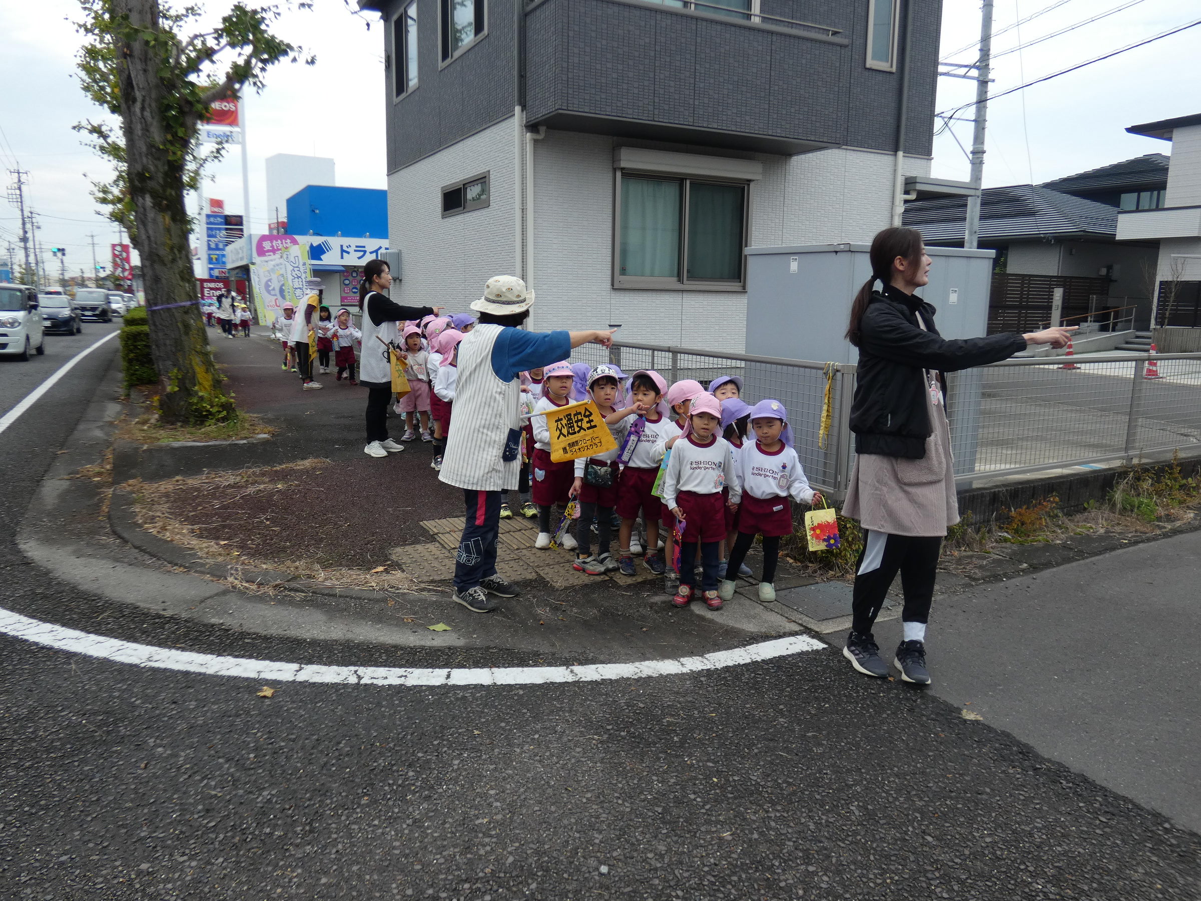 年中さんは小さい子の手をしっかり引いて歩きました。