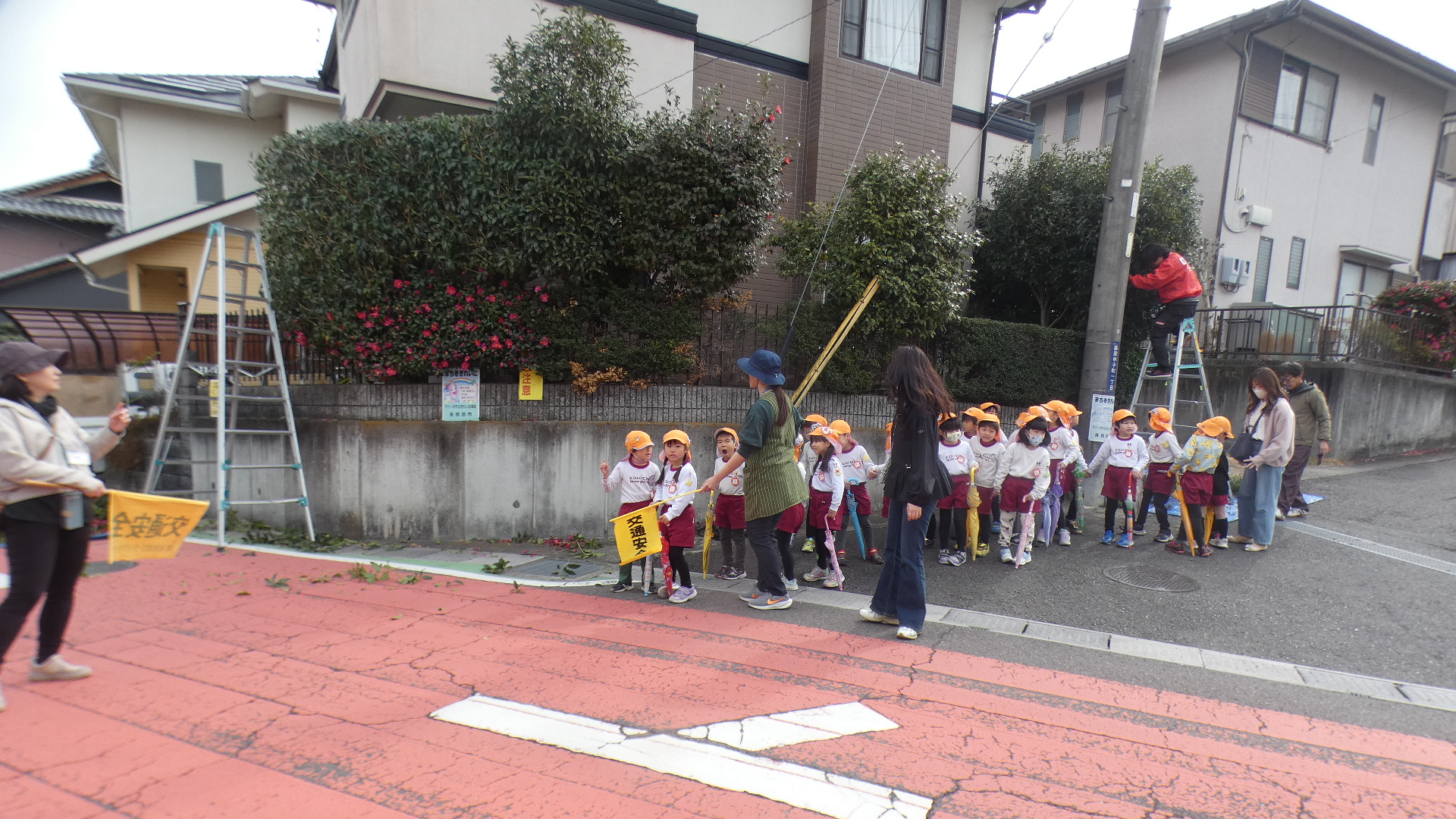 こういう見えない角のところが一番怖いね。朝は集団登校ですが、帰りは１年生だけということもあります。１年生の交通事故が一番多いそうです。
入学までに何回かランドセル背負って（中になど入れて、重くして）実際に学校まで歩く練習を親子でしましょうと指導員の方が最後にお話しされました。春休みぜひ試してください。