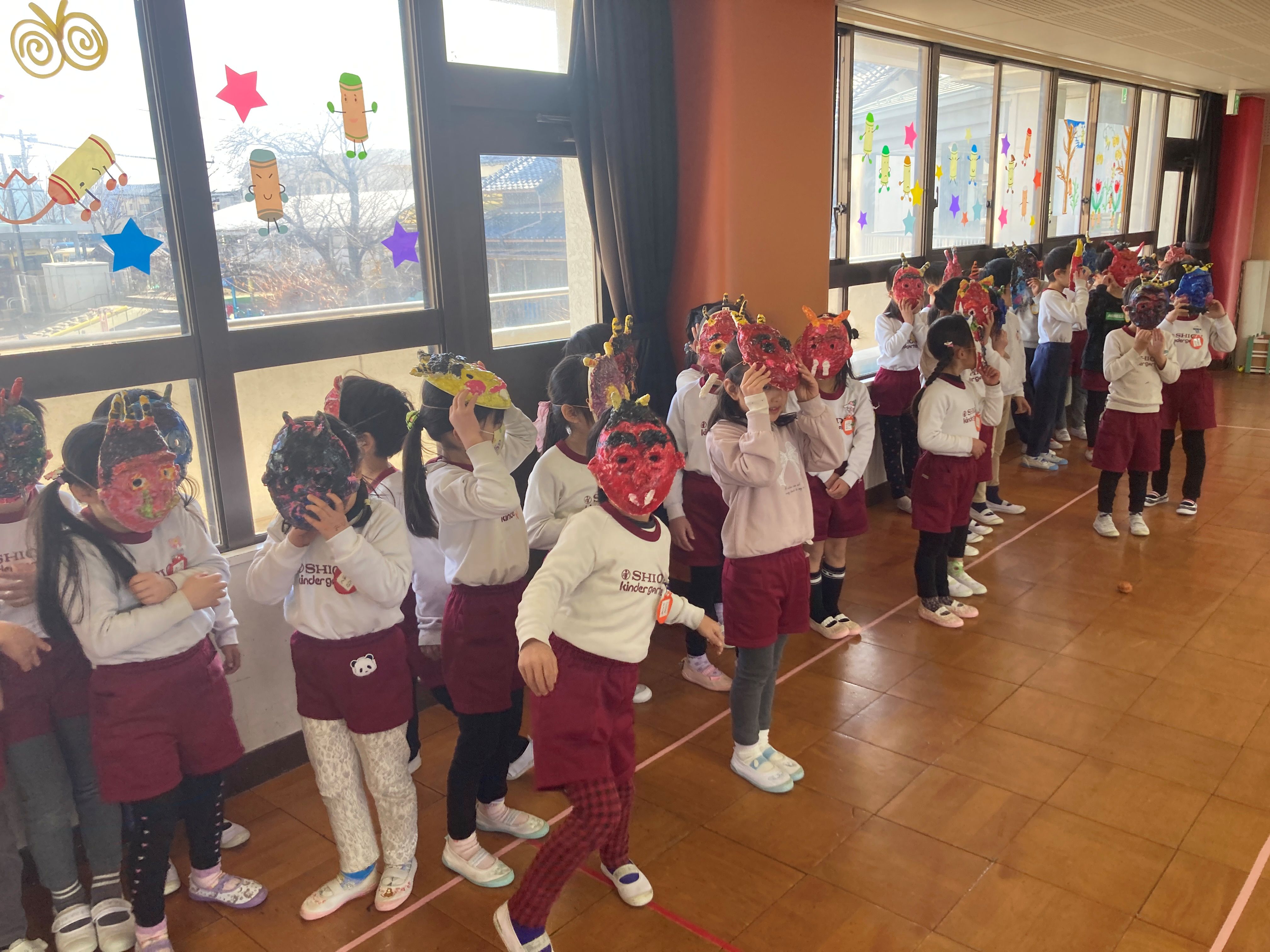 鬼の面をかぶって小鬼になった年長さんを先生たちが追い出そうとしました。