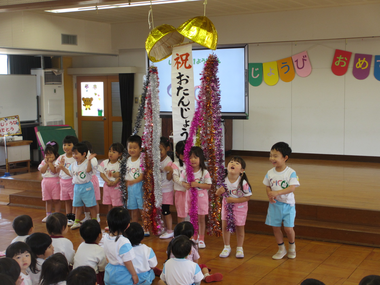 力合わせて割りました。『子苑第一幼稚園～だーい好き！！』