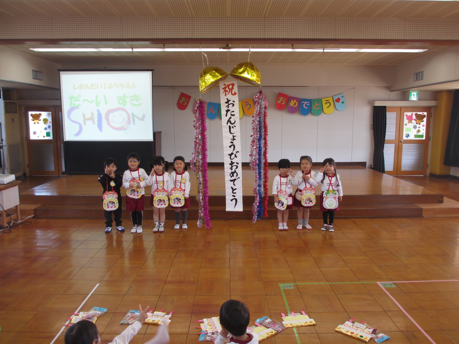 最後はくす玉割ってお祝いしました。　　　　　　　以上年少さん１１月５日実施