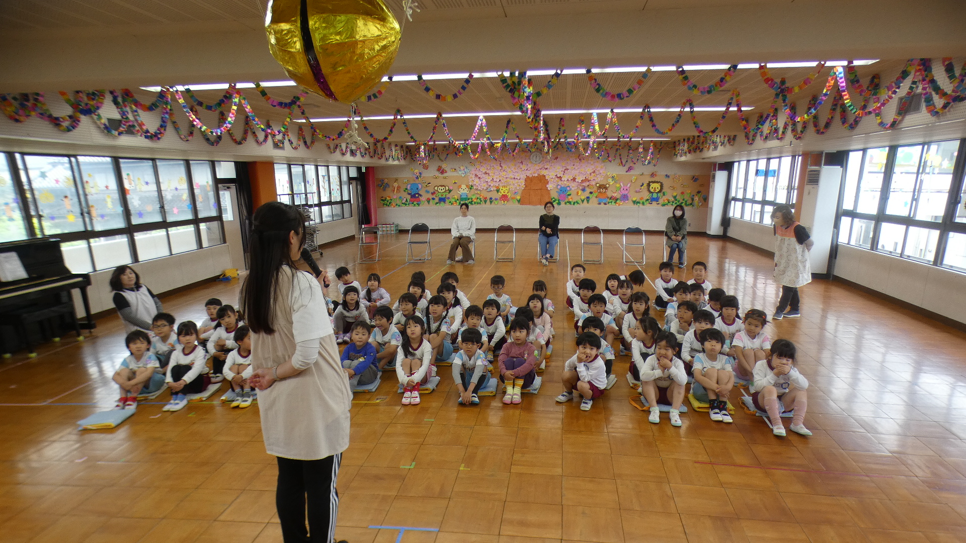 さすが年長さん！集中して誕生会を開催しました。