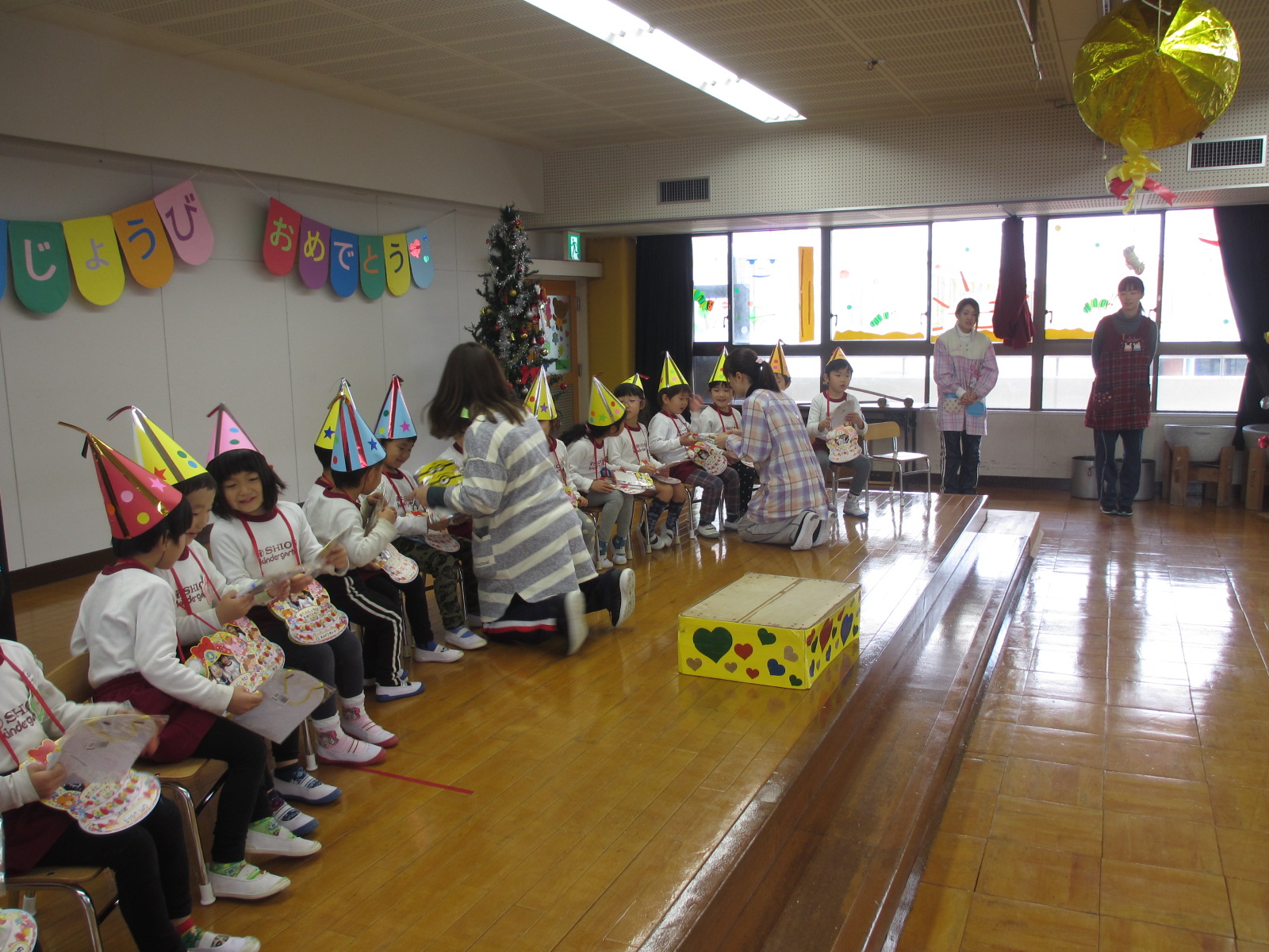 母苑会よりいただいたプレゼントを担任の先生よりいただきました。
この時の表情は本当にうれしそうです。