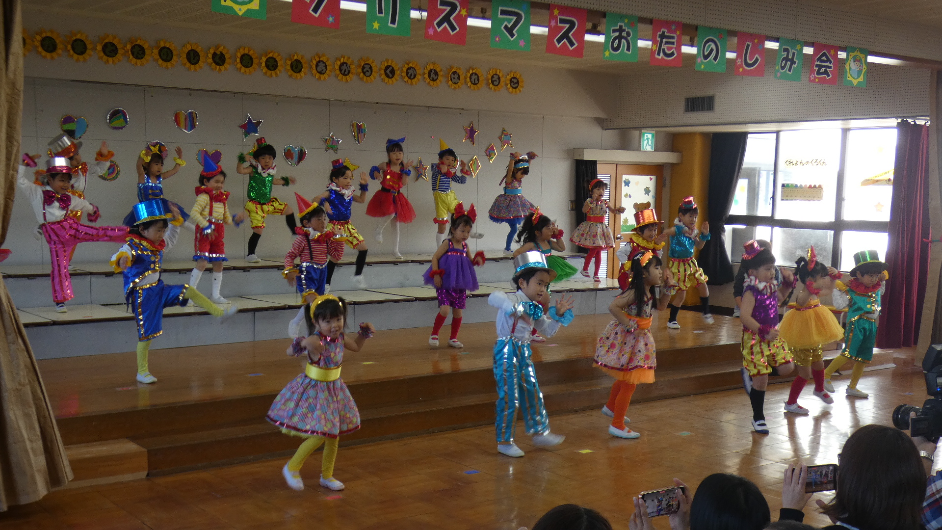 さくら組は『えんとつ町のプペル』を見事なステップで踊りました