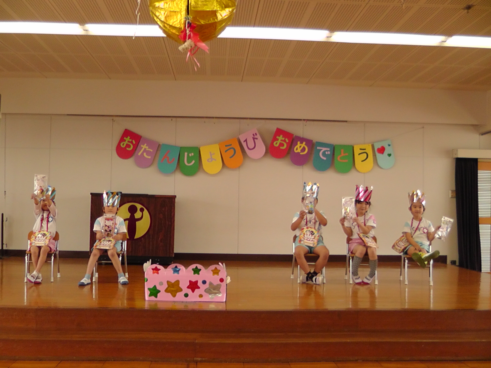 5名のみなさん、おめでとうございます！！子苑会の役員さんの手作りのネーム入りキーホルダー嬉しいね！