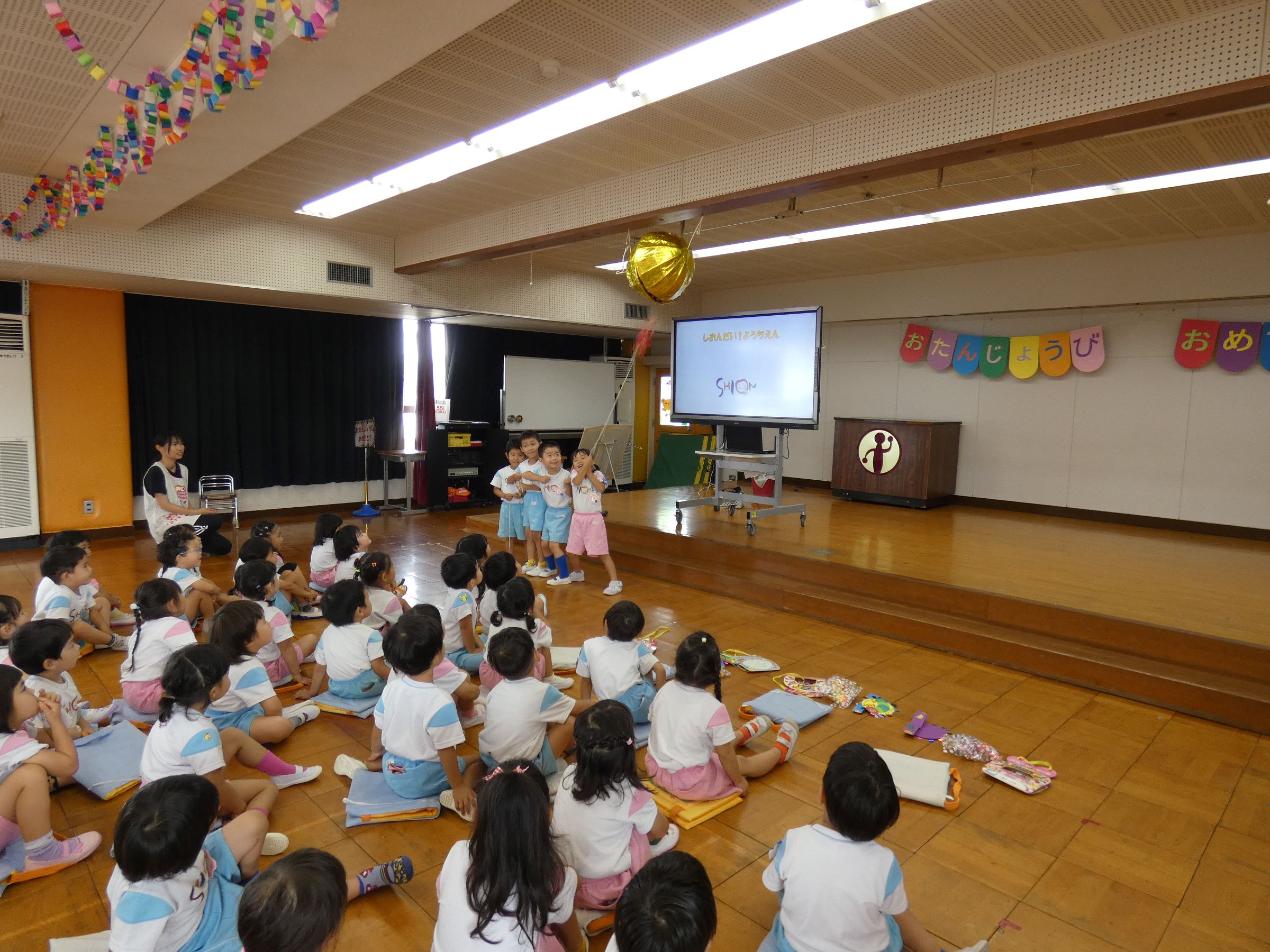 先生からはお魚のペープサートと大型絵本（テレビ投影）の読み聞かせでした。お魚幼稚園！面白かったですね。