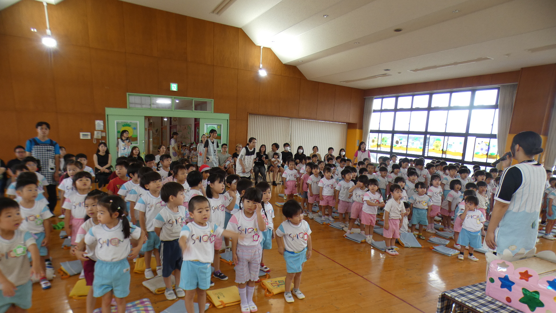 工事のため遊戯室が使えず体育室で初めて行いました。