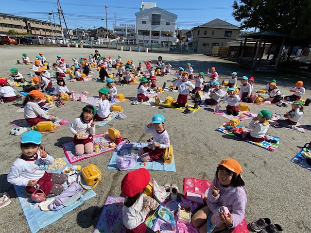 寒さもいったん緩んだこの日、楽しく縦割りで作ったチーム別にお弁当を食べました。