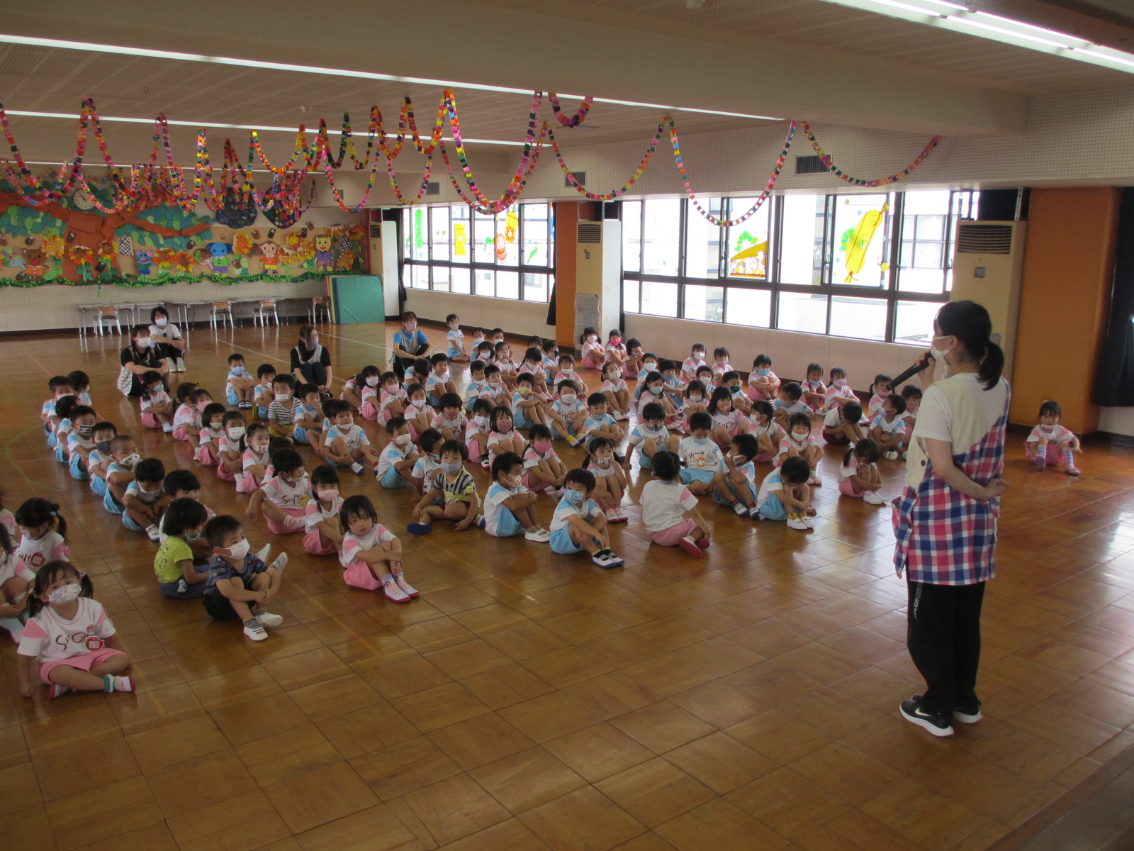 年少さんにはちゅーりっぷ組とたんぽぽ組に２人のお友だちが仲間入りしました。温かな拍手で迎えました。