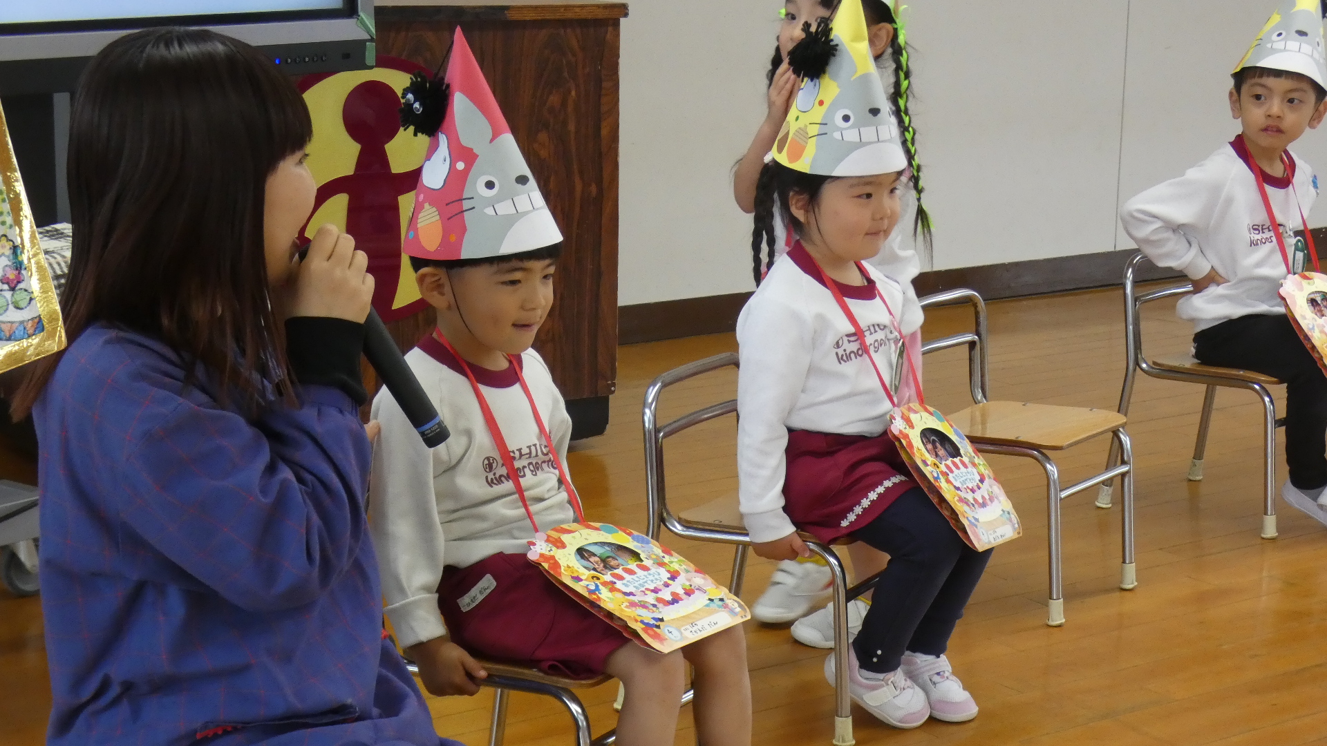 トトロの冠をかぶってスタンバイ！