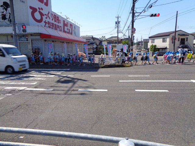 両側に分かれての行進！