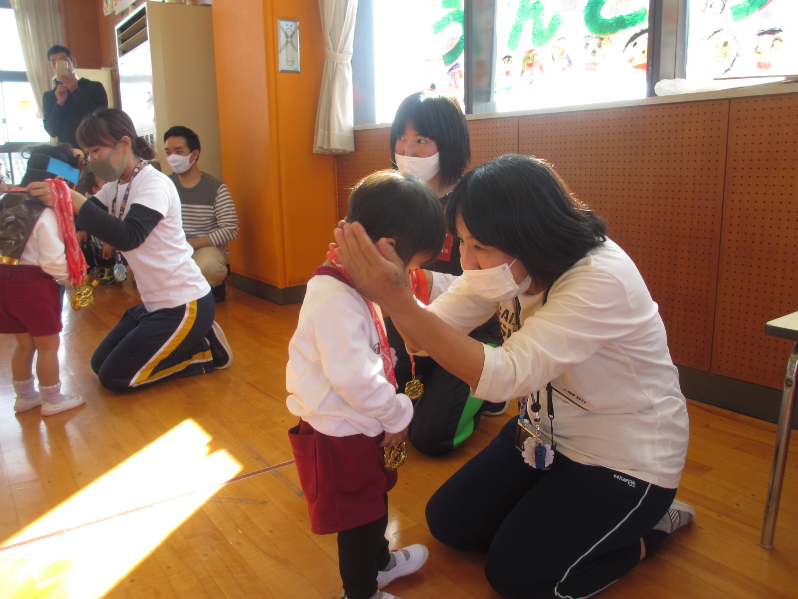 最後は金メダルを先生にかけてもらいました。「とってもがんばったね！！」