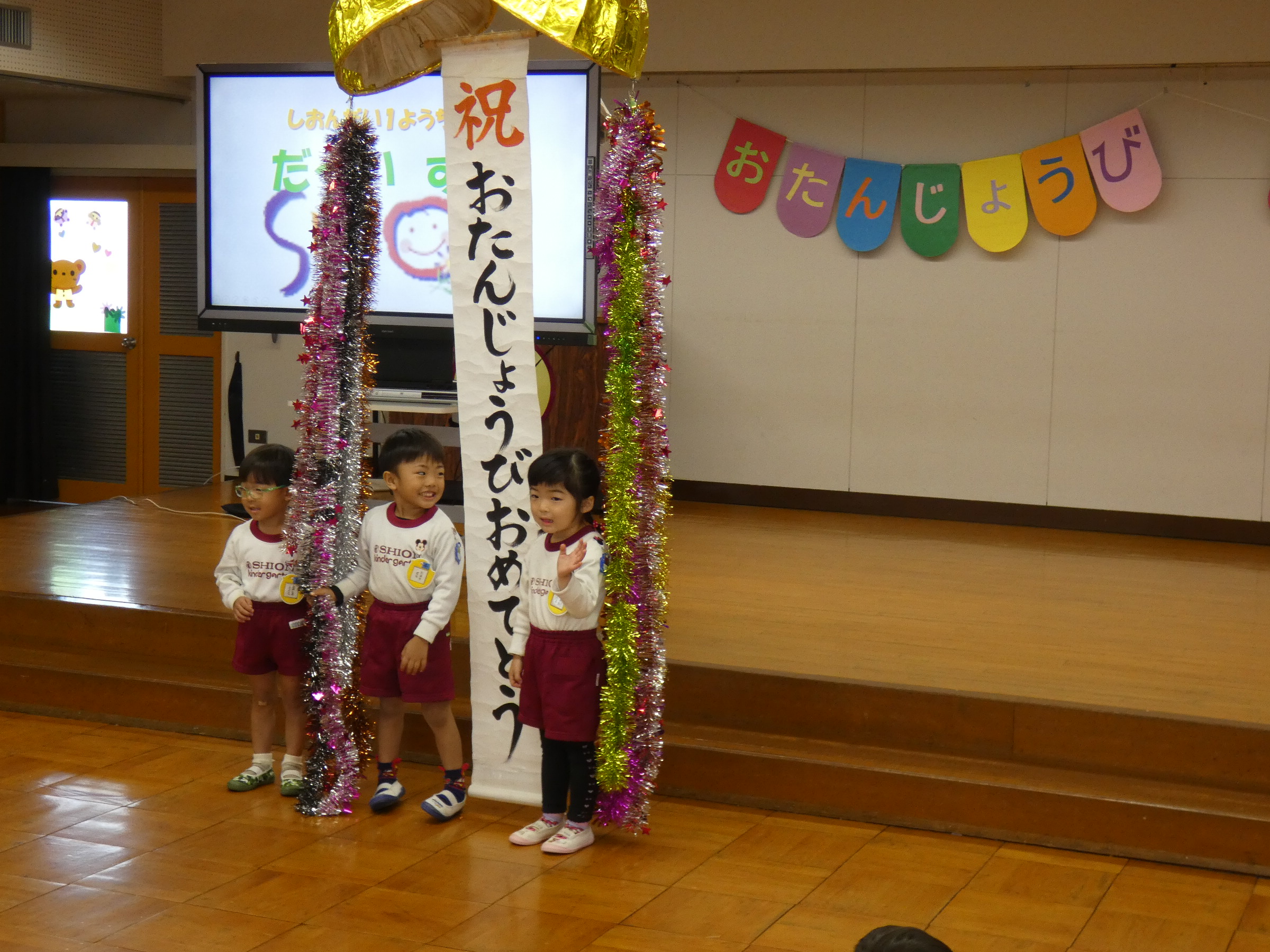 3人では固かった！！でも一生懸命引っ張って割ってくれました！