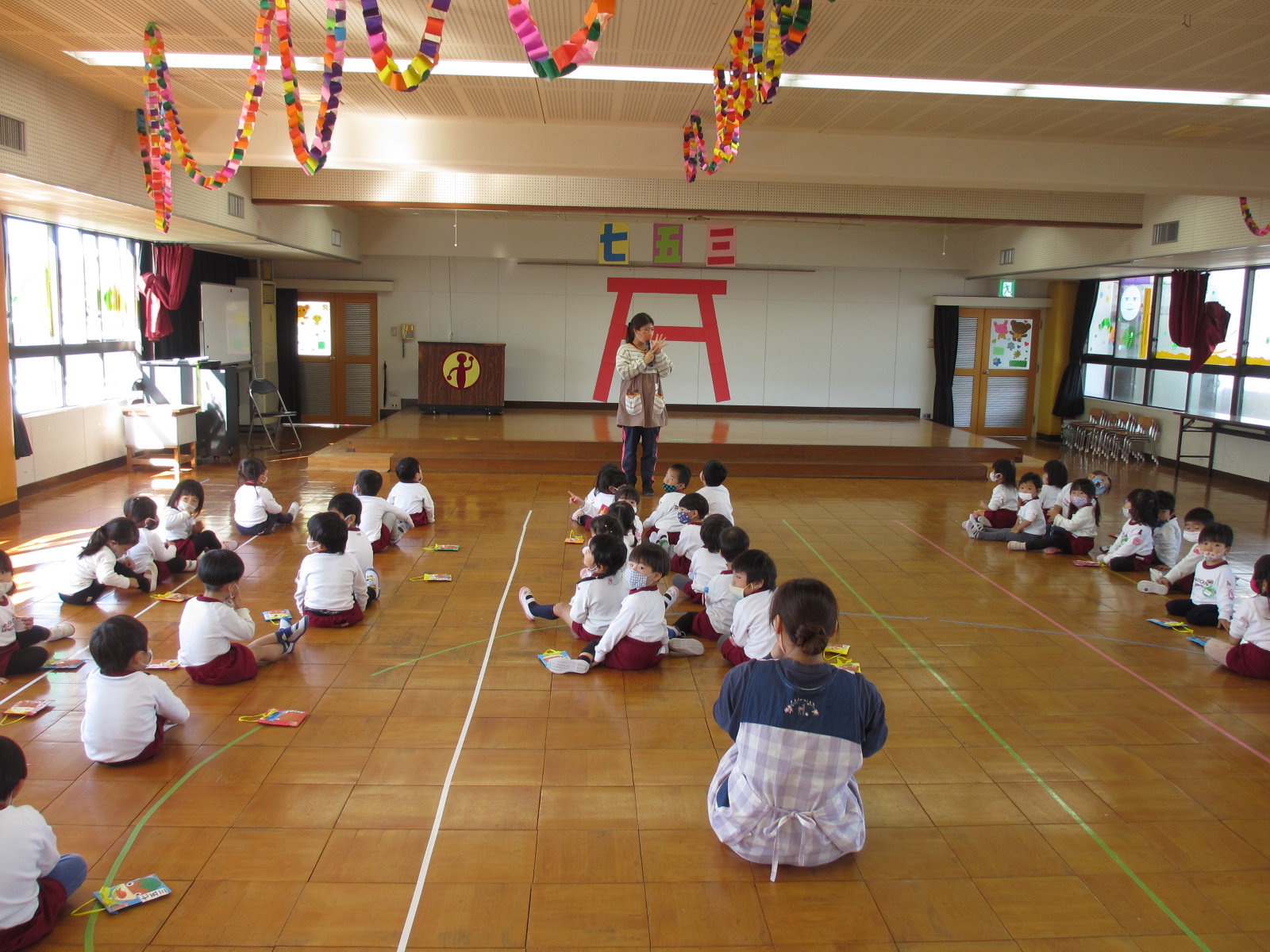 みんなしっかりとお参りしました。お土産は千歳飴、うれしかったね☆彡