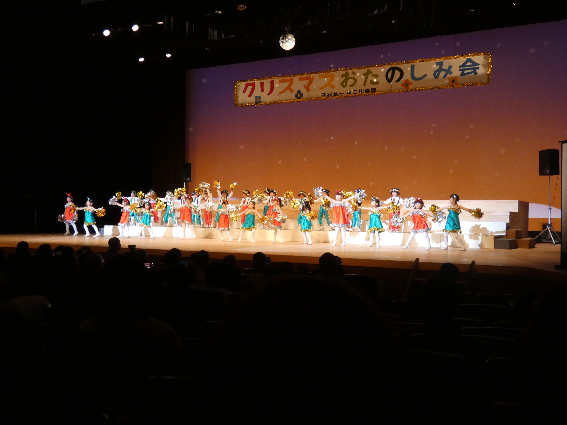 ゆり組さんはクリスマスソングに合わせた、軽快なダンスショーを発表してくれました。クリスマス会にふさわしいわくわくするダンスでした☆彡