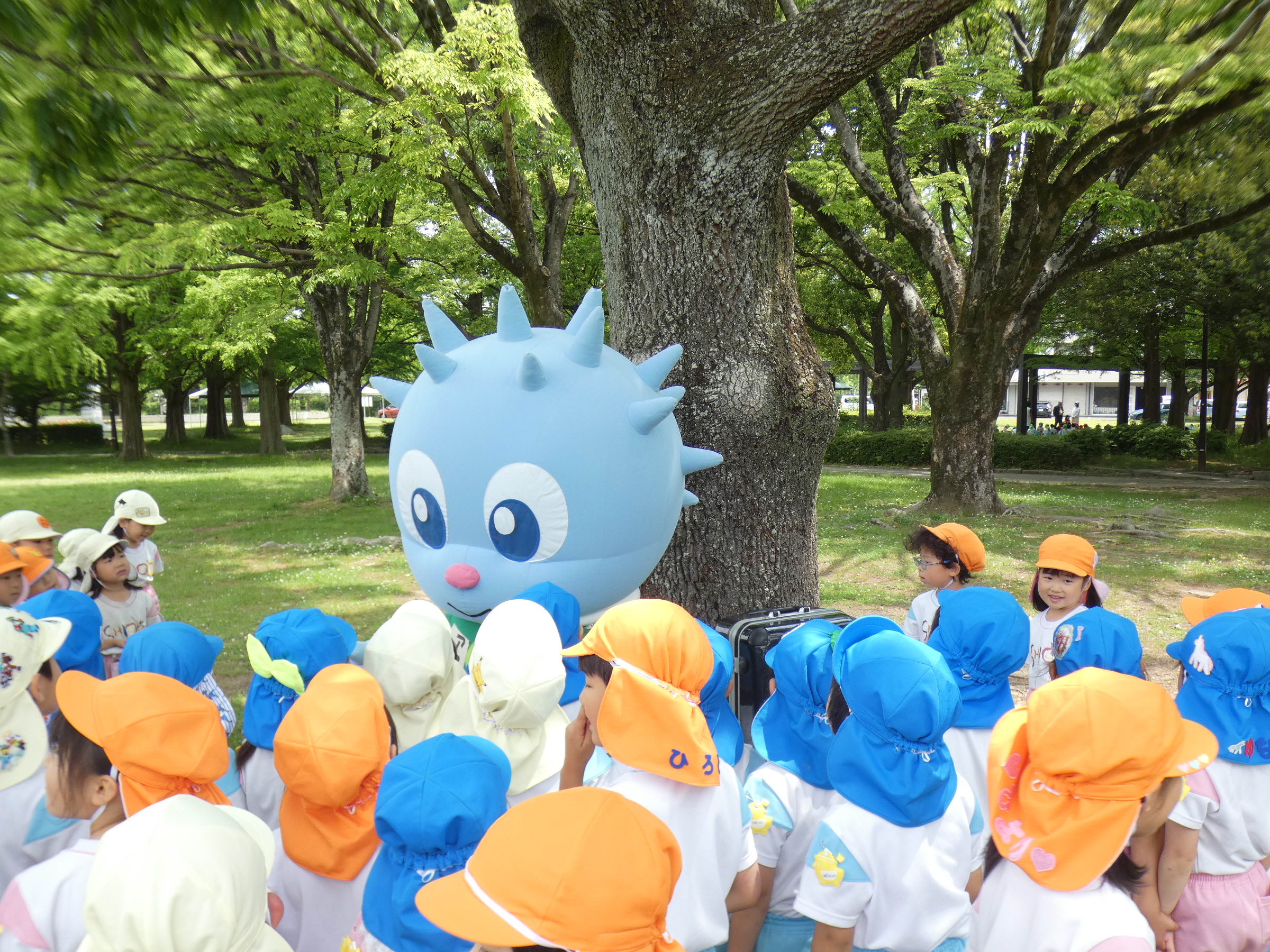 アース君とふれあった年長さん。（実は着替えのところが見てしまい、着ぐるみの秘密が分かってしまいました。夢を壊してしまった感・・）