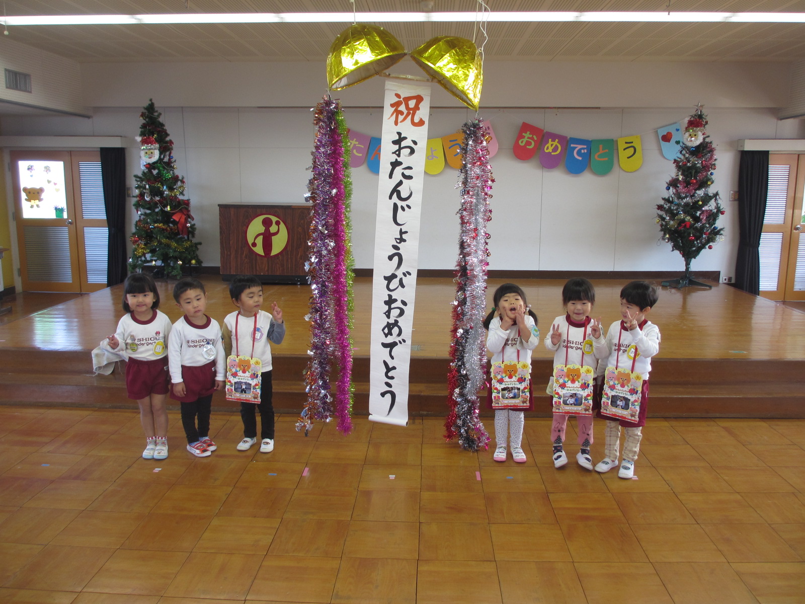 くす玉しっかり割れました。力合わせて「えいっ！」
誕生日のみなさんを心からお祝いします。