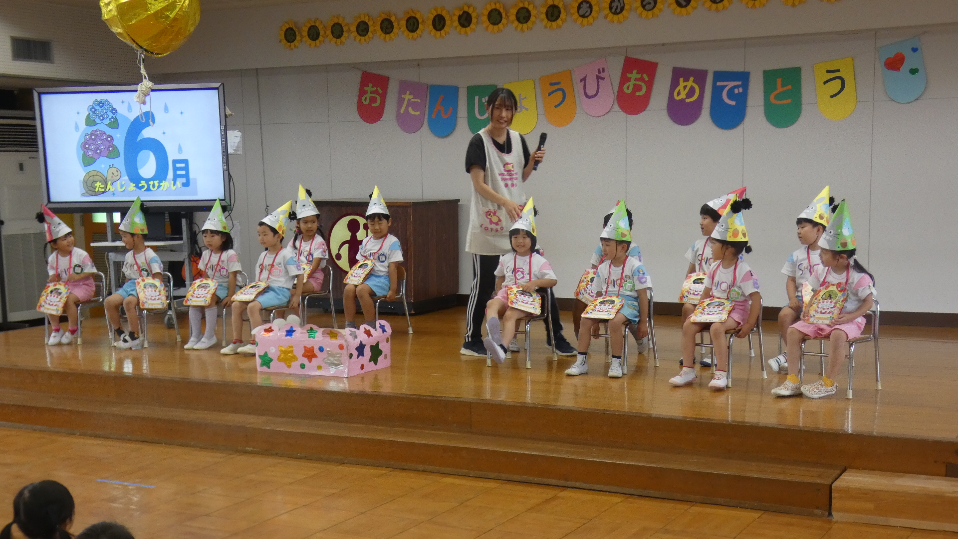 さあ、何人いますか？みんなで数えましょう！