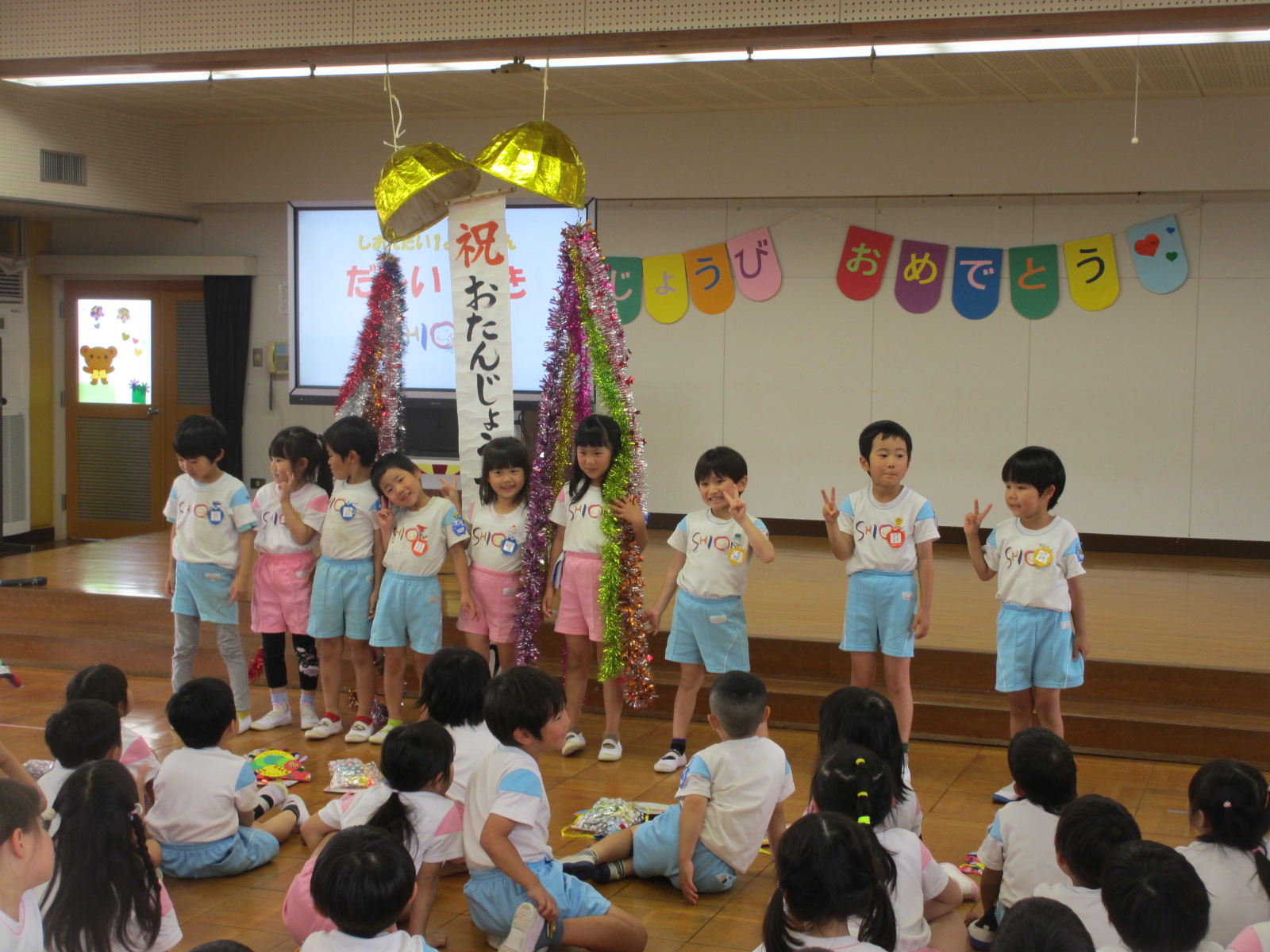楽しいくす玉割り！きれいに割れるかいつもヒヤヒヤ！