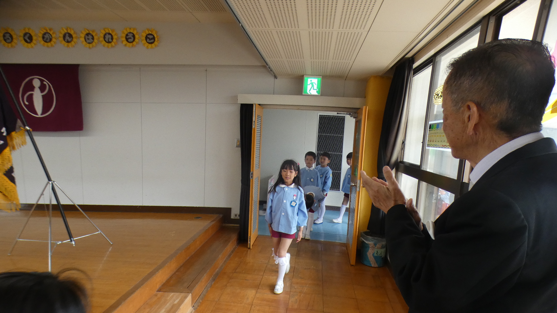 整然とした姿で入場。